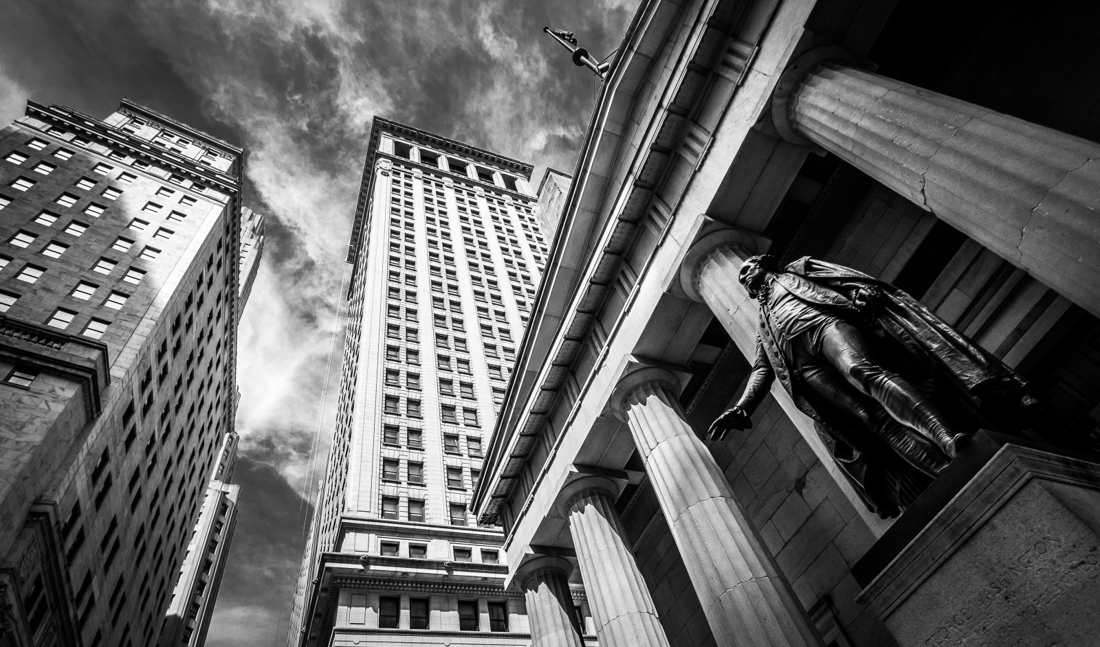 černobílý, okno, město, ulice, architektura, budova, nebe, stěna, fotografování, mrakodrap, kov, socha, sloupec, Spojené státy americké, Ozubené kolo, Manhattan, metropole, York, úhel, Jiří, Nový, washington, hala, ny, nyc, tma, mezník, během dne, fasáda, urban area, Černý a bílý, monochromatické fotografování, Metropolitní oblast, panelový dům, dolní, federální, pevný, stock photography