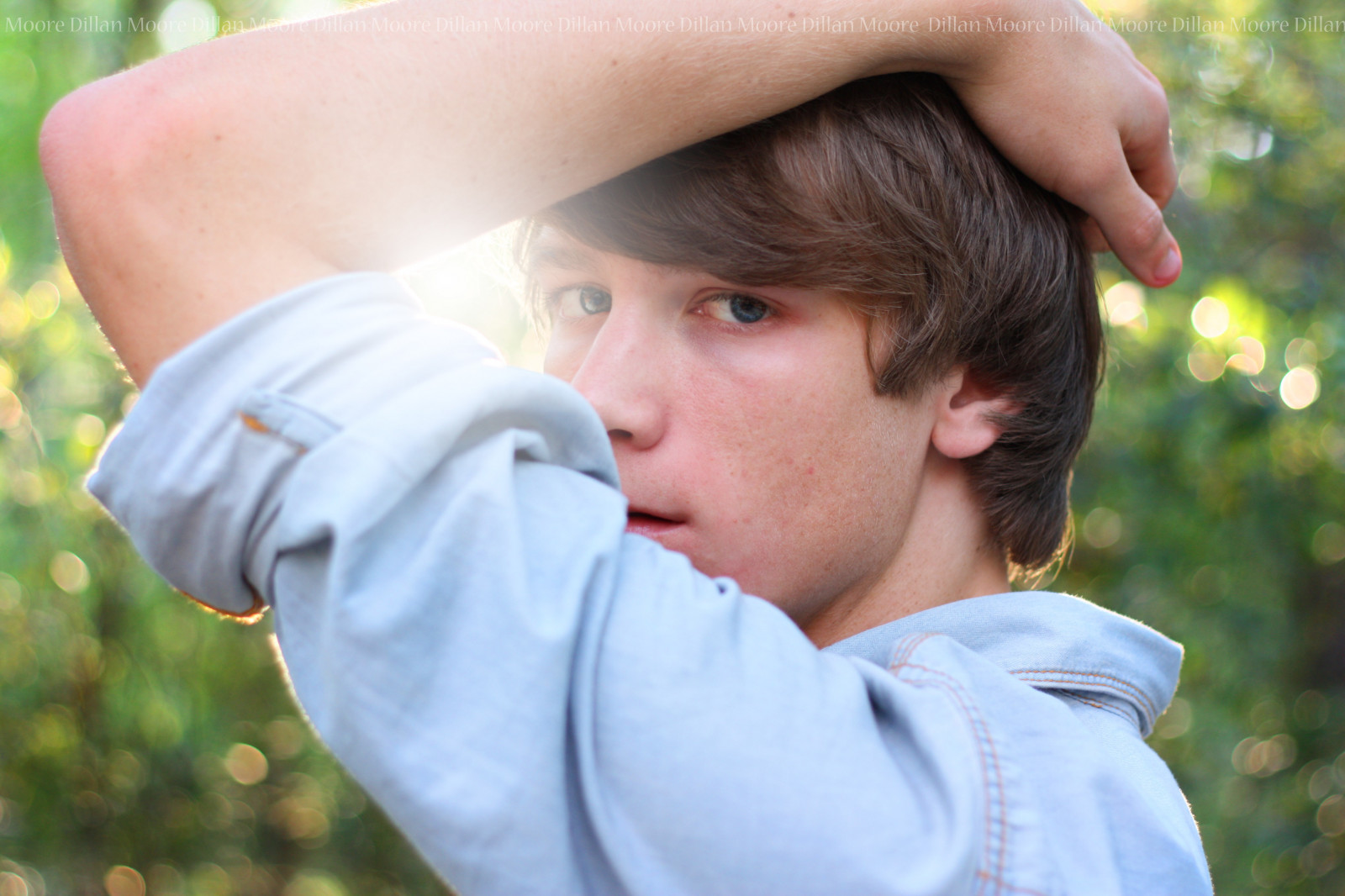 viso, luce del sole, ritratto, occhi, erba, fotografia, verde, giallo, blu, capelli neri, Sole, bokeh, felicità, Persona, pelle, Messa a fuoco, ragazzo, bambino, pianta, ragazza, Sorriso, occhio, bagliore, divertimento, fotografia di ritratto, Moore, decodingdillan, Dillan