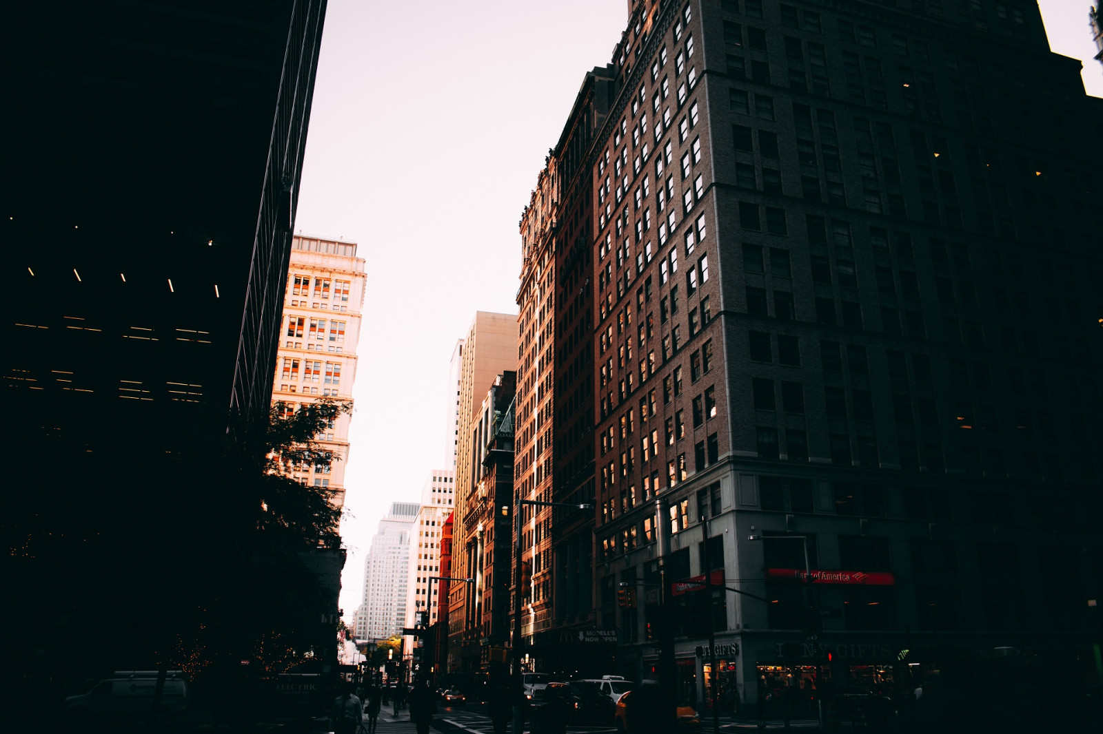 budova, mrakodrap, atmosféra, během dne, nebe, okno, soumrak, panelový dům, slunečnímu záření, panoráma města, kondominium, sousedství, strom, ráno, fasáda, metropole, mezník, Tints and shades, město, komerční budovy, Metropolitní oblast, silnice, tma, smíšené využití, byt, večer, centrum, hlavní sídlo, západ slunce, ulice, odraz, věž, noc, podsvícení, Dům, panoráma, půlnoc, zima, ředitelství firmy, automotive Lighting, svítání, stín, kov, odlesk, provoz, symetrie, alej