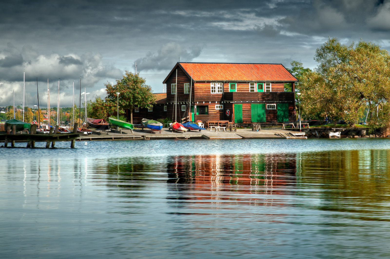 Manzara, tekne, göl, Su, Yansıma, gökyüzü, ev, akşam, nehir, Canon, HDR, Stockholm, İsveç, rıhtım, kanal, Banka, kulübe, Tormenta, 500, bulut, Ağaç, 5d, 24105l, bitki, CIELO, Paisaje, Arboleler, Agua, Reflejo, Kayıkhane, ev, Turismo, Sanatçının önceki seviyesi3, Eos, Fotoğrafçı, Casa, Dblringexcellence, Musictomyeyesvel1, Vacaciones, Colorfotoaward, Ol tusfotos, Frio., Ziyaretler, Marcosrivero, Bayou, suyolu, Su kütlesi, Emlak, Turista, Suayti, Barcos, Nacka, Embarcadero, Otono, Nefis, Estocolmo, Drottningnamn, water transportation