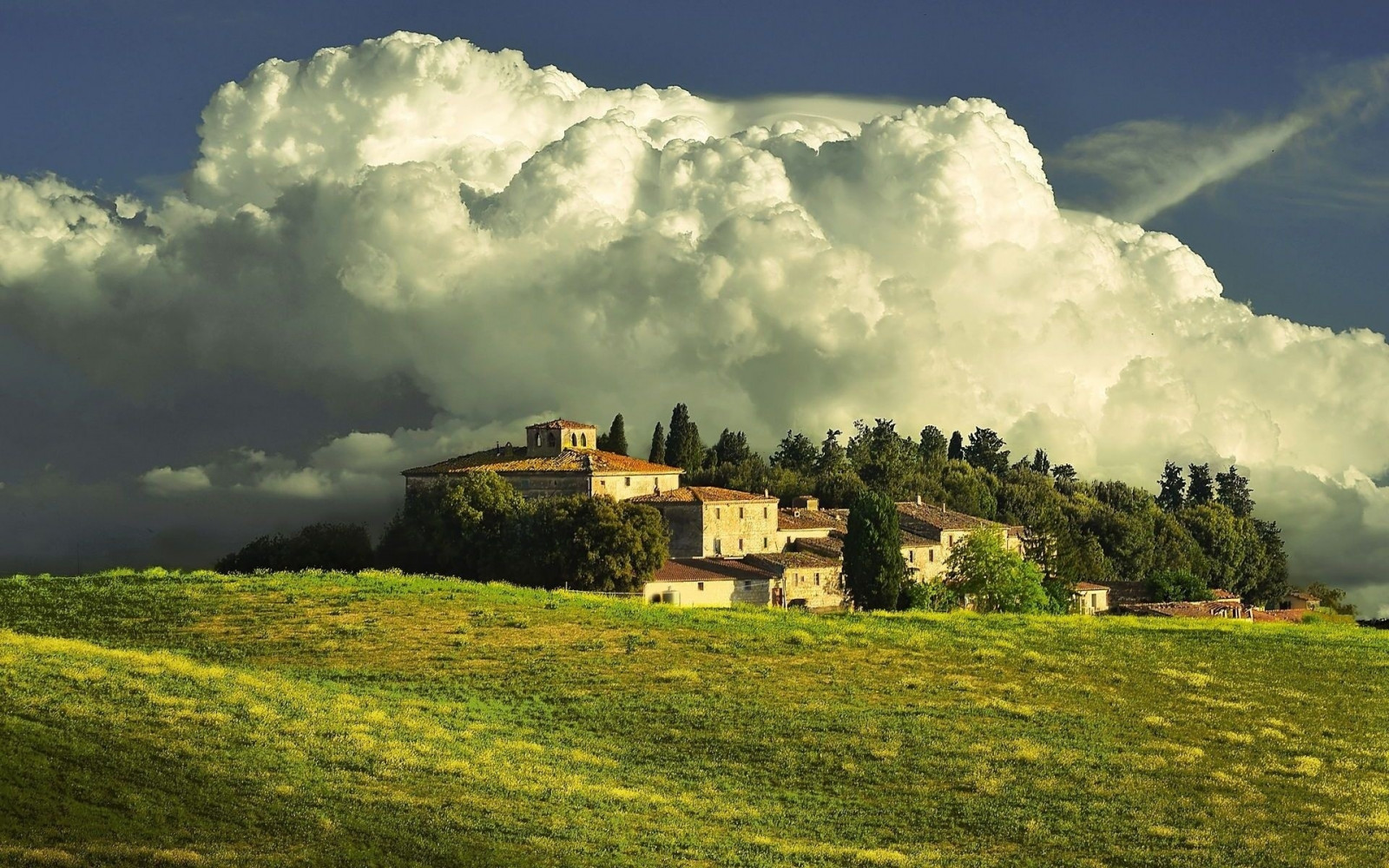 Nubes, cielo, césped, Edificios