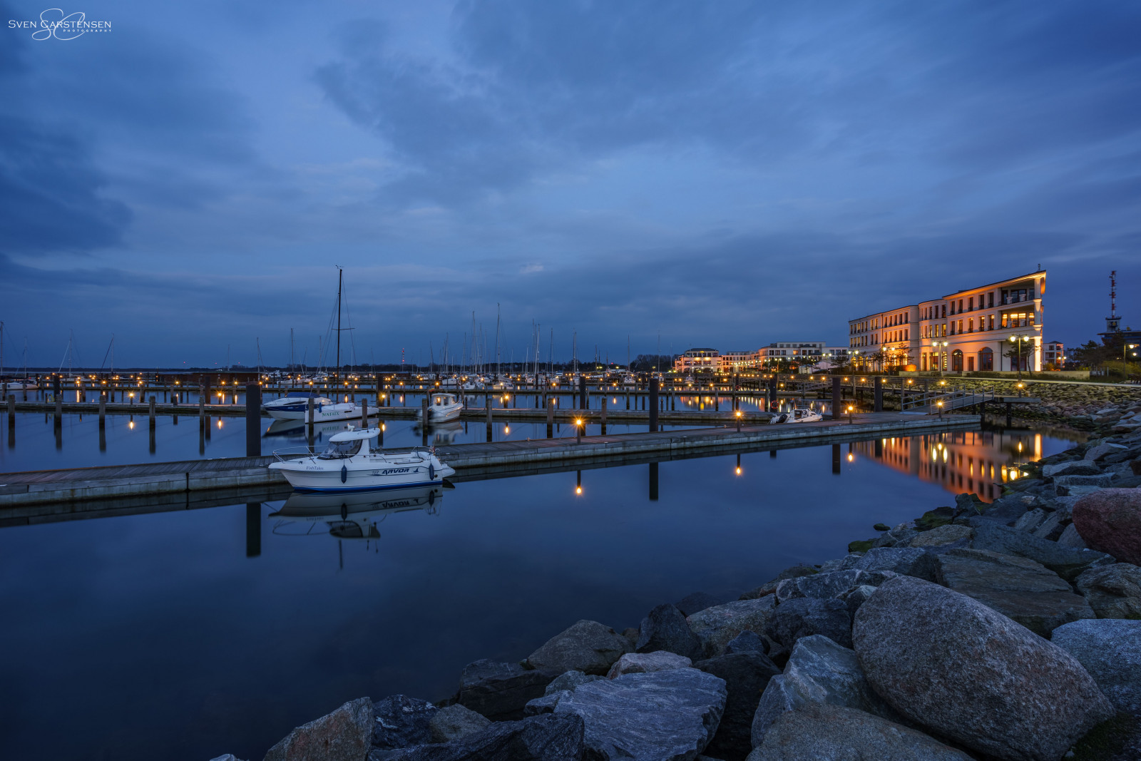 krajina, loď, západ slunce, moře, město, panoráma města, noc, jezero, voda, pobřeží, odraz, nebe, mraky, svítání, uklidnit, panoráma, večer, ráno, Německo, pobřeží, zrcadlo, řeka, HDR, přístav, horizont, Sony, skály, molo, dok, soumrak, jachta, Marina, longexposure, mrak, fullframe, strom, bluehour, svítání, oceán, přístav, deutschland, Rostock, Meklenbursko-Přední Pomořansko, Zeiss, kanál, hohed ne, ilce, Ostsee, langzeitbelichtung, wideanglelens, a7r, blauestunde, sonyalpha, spiegelung, Baltské moře, steine, vodní, tělo z vody, meteorologický jev, lightroomcc, Schiffe, 1635mm, boote, vstupní, prohdr, ultraweitwinkel, holzsteg, photoshopcc, sonyalpha7r, sonyilce7r, femount, variotessar, fe1635mmf4zaoss, Ostseebad, Yachthafen, lightstars, Smoothwater, Streamingclouds, Seebadwarnem nde, Warnemunde, Anlegeplatz, Yachthafenresidenz
