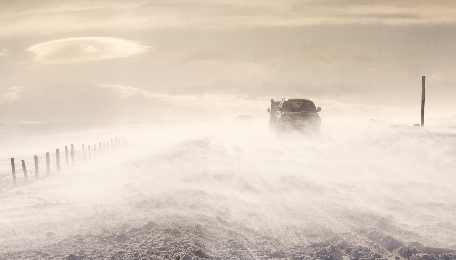 landskab, hvid, hav, himmel, sne, vinter, vej, storm, England, is, kold, tåge, vind, horisont, støv, drifting, 4x4, afdrift, UK, Fryser, kørsel, Nord, Land, Sky, tåge, vejr, højde, biler, motor, fjern, fluffy, ekstrem, snestorm, vind, moser, Durham, sort og hvid, Dales, vinter storm, Vejrudsigt, hede, Stanhope, Weardale, Penninerne, blokeret, BRR, fjendtlig, Parkhead, snowpole, durhamdales, roofofengland