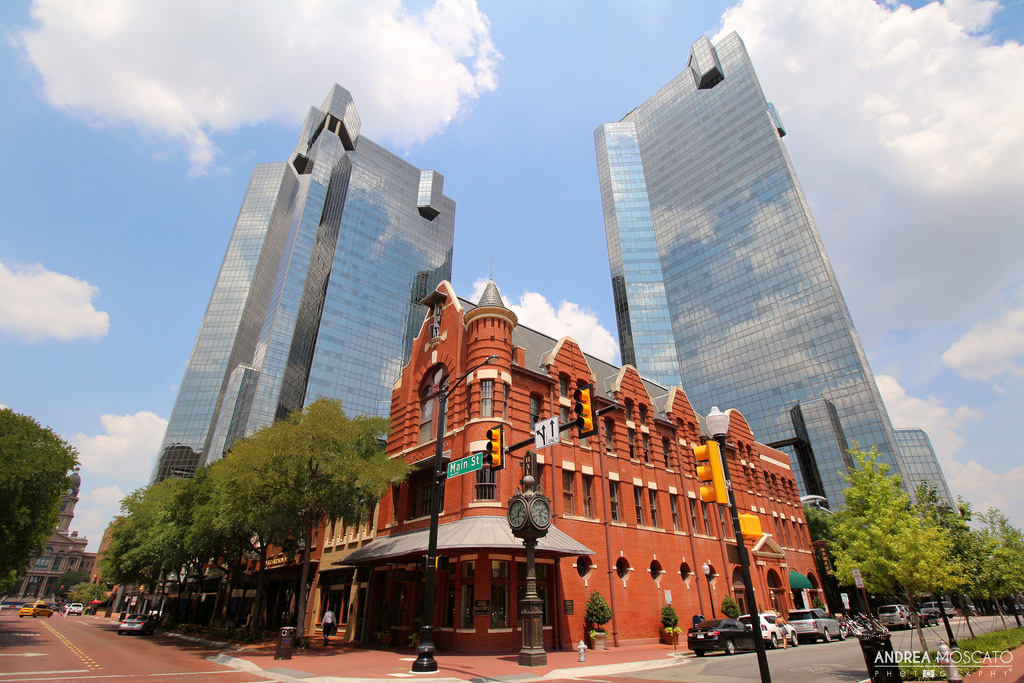 Metropolitní oblast, mezník, město, metropole, smíšené využití, budova, centrum, urban area, mrakodrap, náměstí, nebe, během dne, sousedství, kondominium, fasáda, strom, panelový dům