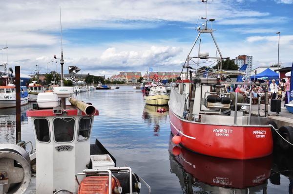 boat,sea,vehicle,water,sky,clouds