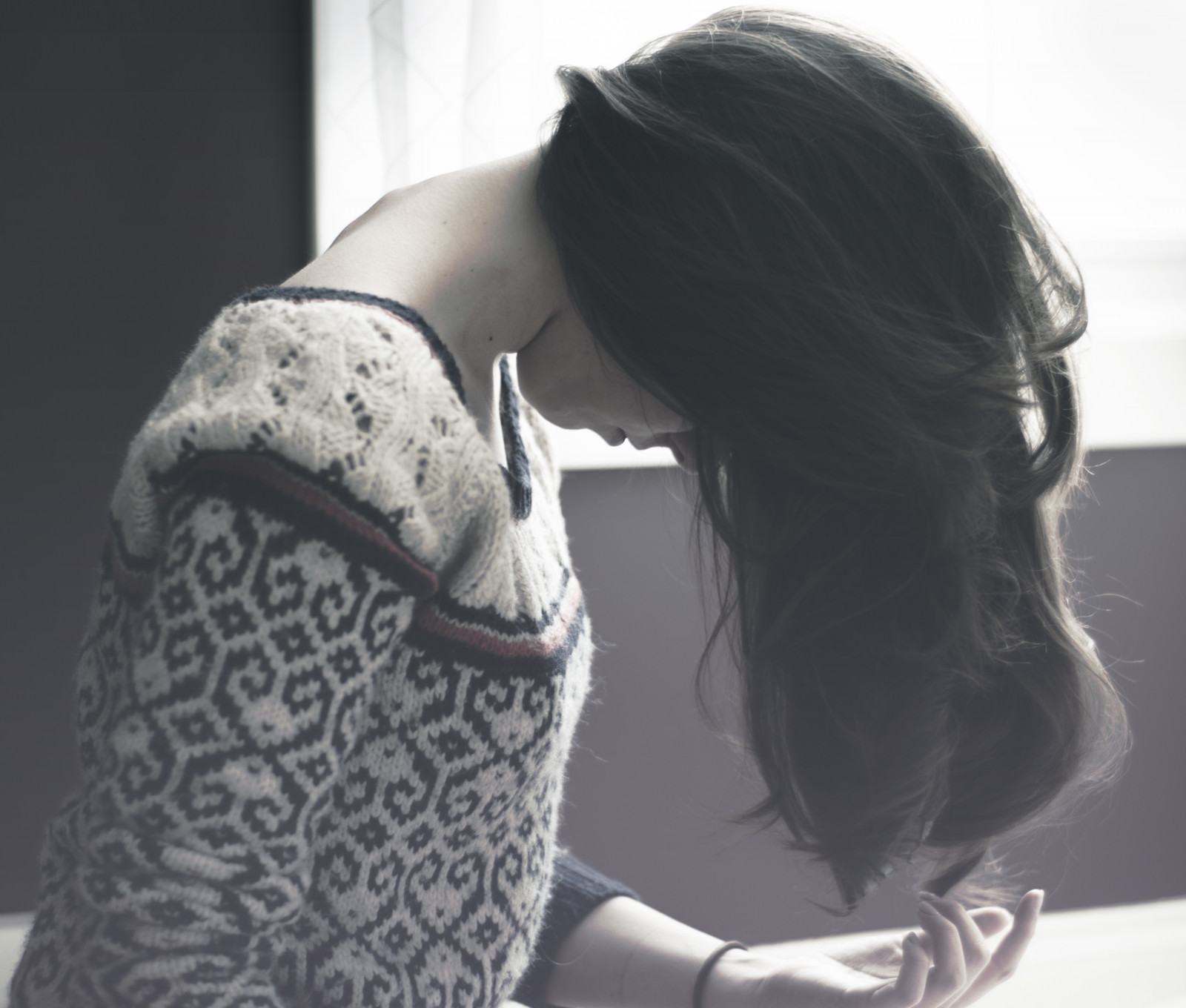 ใบหน้า, สีขาว, ขาวดำ, แนวตั้ง, มือ, หน้าต่าง, ผมยาว, สีน้ำตาล, ผนัง, การถ่ายภาพ, สีม่วง, ผมสีดำ, ในบ้าน, เสื้อกันหนาว, ริมฝีปาก, swirls, จมูก, desaturated, ข้อต่อ, ไฮไลท์, การเปิดรับ, 50 มม, เงา, หญิงสาว, d7000, highkey, รูปถ่าย, ก่อให้เกิด, ภาพบุคคล, วัยรุ่น, nikond7000, คอ, ตัวเอง, ภาพเหมือน, แถบ, ไหล่, ยืดหยุ่น, ถัก, ดำและขาว, ถ่ายภาพขาวดำ, การถ่ายภาพ, หยิก, ผมหยิก, nikkor50mm, ข้อมือ, Fairisle