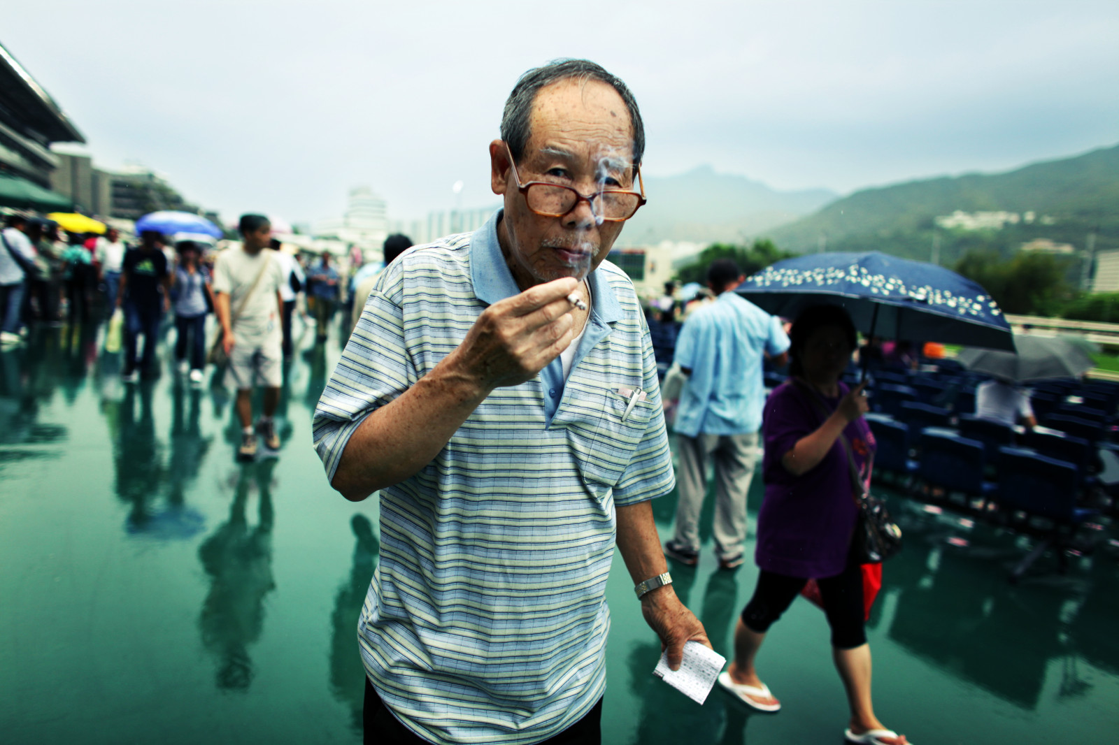 ulice, sluneční brýle, voda, auto, brýle, vozidlo, déšť, kouření, Cestovní ruch, závodění, dovolená, Kowloon, cestovat, volný čas, zábava, streetphotography, dav, upřímný, streetportrait, hongkong, rekreace, vision care, prší, závodní dráha, koňské dostihy, Corentin, Walravens, Corentinwalravens, Horsetrack