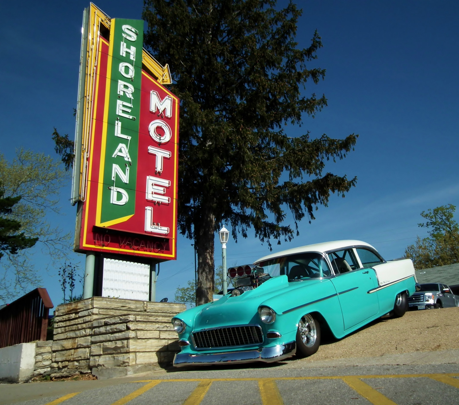 auto, nebe, vozidlo, podepsat, kapuce, dveře, gril, pneumatika, Blatník, veteránem, chróm, Chevrolet, motel, beton, Chevy, vlastní auto, 1955, strom, kolo, motor, Missouri, automobil, klasický, carshow, světlomet, automobilového designu, automobilový exteriér, nárazník, kompaktní vůz, motorové vozidlo, Ozarks, v plné velikosti vůz, lakeoftheozarks, magicdragon, streetmachine, lakeozark, shorelandmotel, naturegurl01