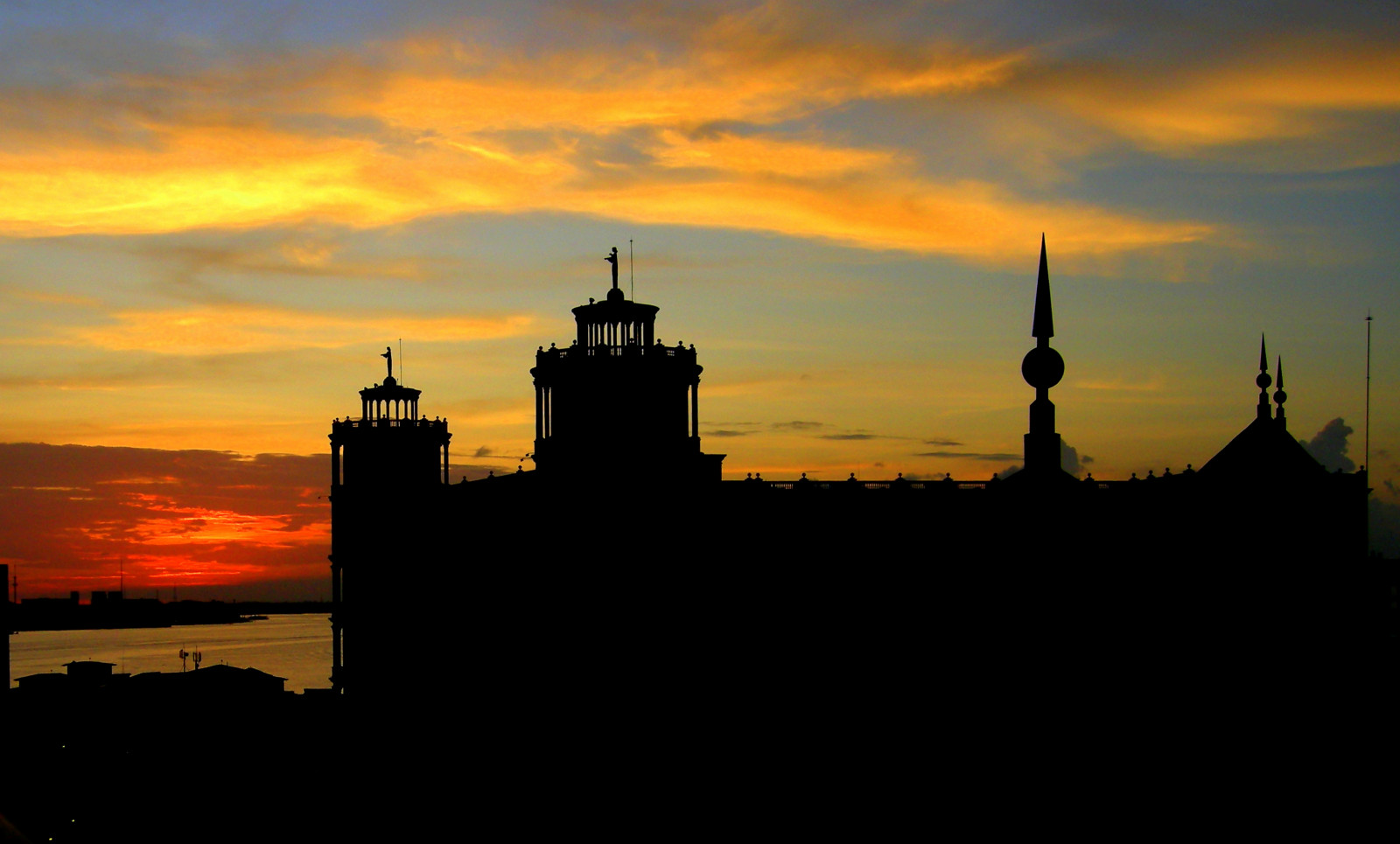 nebe, západ slunce, mezník, odlesk, mrak, večer, svítání, soumrak, svítání, silueta, ráno, panoráma, věž, atmosféra, červená obloha v dopoledních hodinách, spirála, horizont, město, kostelní věž, meteorologický jev