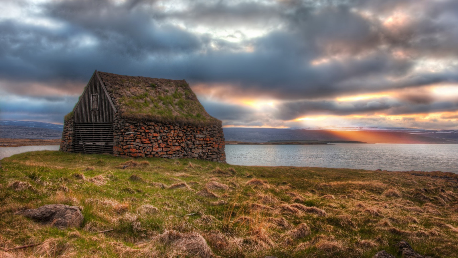 sollys, landskab, solnedgang, hav, bakke, græs, himmel, aften, kyst, HDR, horisont, kabine, sommerhus, tundra, Terræn, Sky, daggry, 1920x1080 px, loch, computer tapet, meteorologisk fænomen, croft, forager