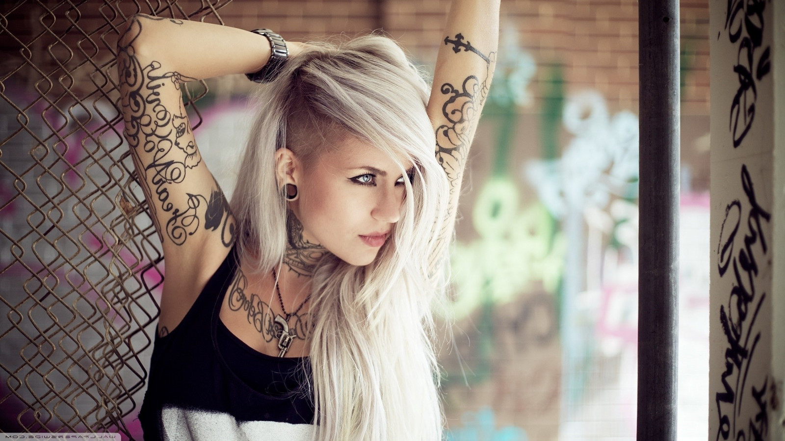 Frau, Modell-, Porträt, blond, lange Haare, Fotografie, Kleid, Tätowierung, Mode, Haar, Frühling, Person, Haut, Kleidung, Farbe, Mädchen, Schönheit, Auge, Dame, Foto, Bild, blond, Frisur, 2560x1440 px, Portraitfotografie, Fotoshooting, braune Haare, Organ