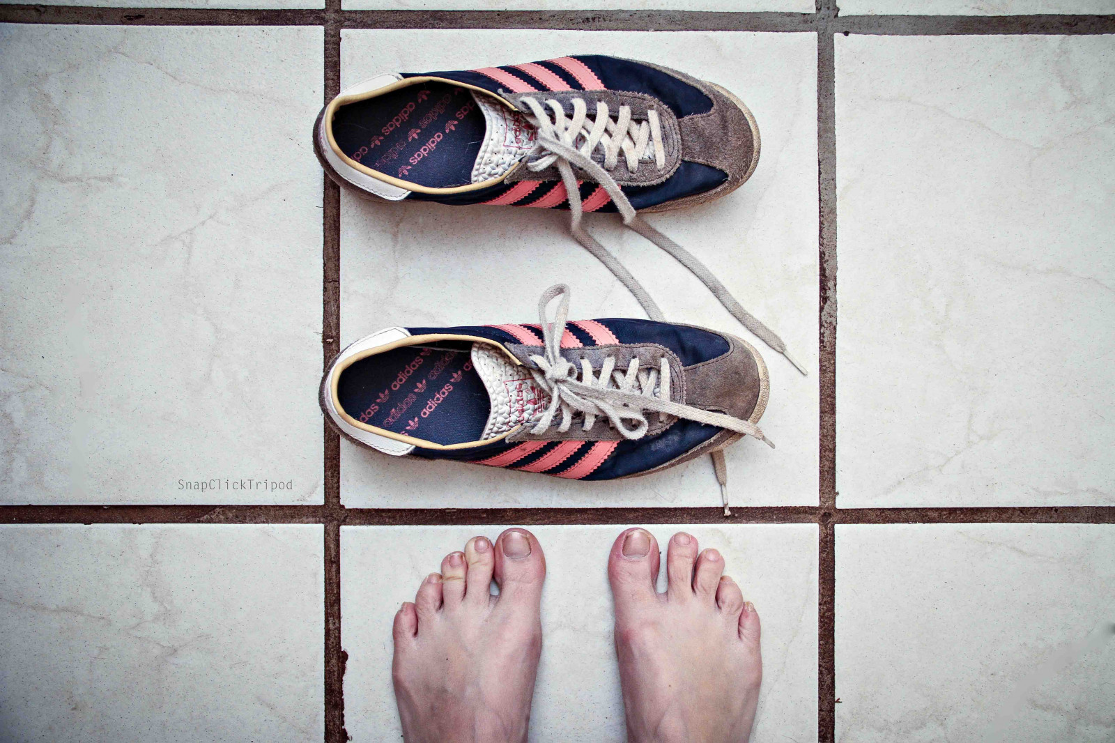 Adidas, piedi, scarpe da ginnastica, marca, dita dei piedi, fotografia, tre, scarpa, calzature, sandalo, font, odc, ourdailychallenge, lacci, 3652013, 365the2013edition, scarpa outdoor, lacci delle scarpe, commettere, sul pavimento, day196, pinkblue, 3stripes, day196365, 15jul13