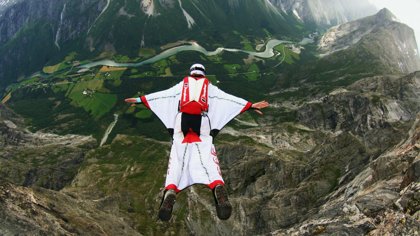Männer, Sport, Bäume, Wald, Berge, Sport, Natur, Springen, Feld, Helm, fliegend, Fluss, Bergpass, Vogelperspektive, Fallschirme, Alpen, Person, Gehen, Gipfel, Wingsuit, Base-Jumping, Grat, Terrain, Berg, Abenteuer, Erholung, Bergige landforms, Gebirge, Menschliches Handeln, Extremsport, Körperliche übung, Fallschirmspringen, Bergsteigen