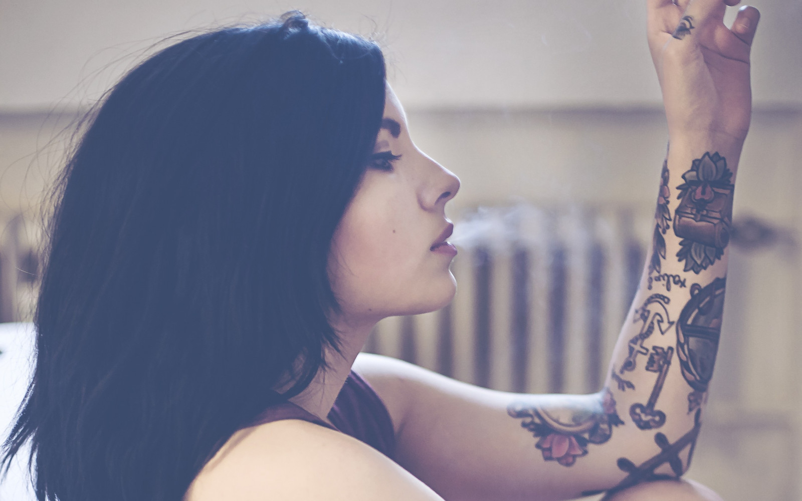 ženy, model, portrét, sedící, fotografování, kouření, šaty, tetování, modrý, tmavé vlasy, móda, vlasy, emoce, jaro, Osoba, kůže, oblečení, romantika, barva, dívka, krása, oko, žena, dáma, noha, fotografie, smysl, účes, 2560x1600 px, lidských pozice, portrétní fotografie, focení, umění model, Lidské tělo, orgán, interakce