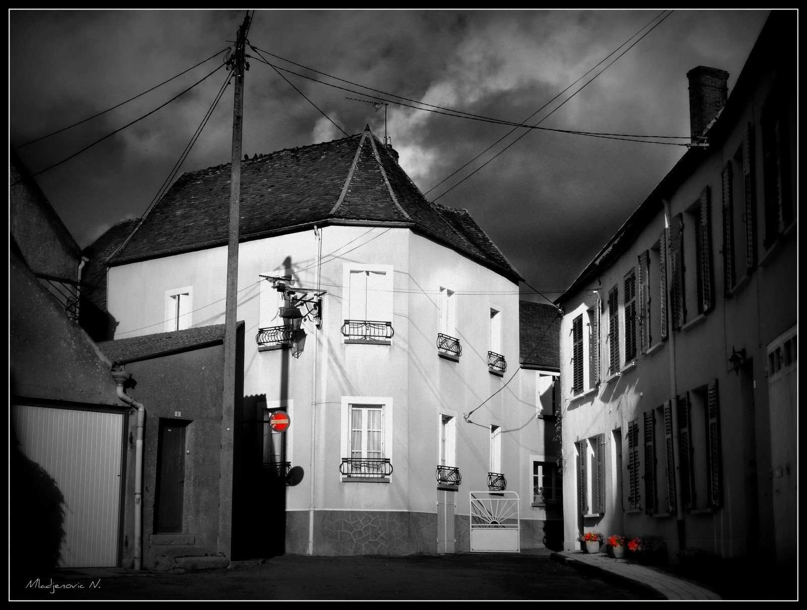 Černá, černobílý, okno, temný, město, ulice, architektura, městský, budova, nebe, venku, silnice, fotografování, Dům, večer, dějiny, město, Francie, metropole, infrastruktura, Panasonic, úhel, světlo, alej, digitální, tma, ciel, lumix, maison, abigfave, theunforgettablepictures, mywinners, fasáda, Bourgogne, c tedor, urban area, Černý a bílý, monochromatické fotografování, FZ50, svítidlo, burgundské, selectivecoloring, Svetlost, mladjenovic, Morvan, kuca, Rouvray