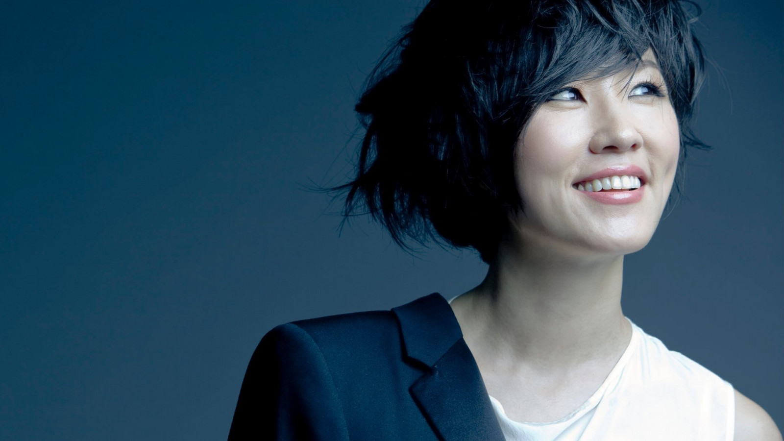 portrét, dlouhé vlasy, nebe, modrý, bunda, černé vlasy, ofina, dívka, krása, usměj se, dívej se, účes, počítač tapeta, focení, hnědé vlasy, člověk barva vlasů, barvení vlasů, Youn sun nah