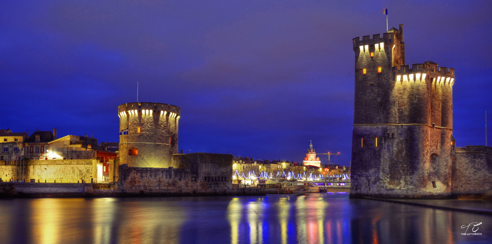 odraz, mezník, noc, nebe, věž, město, turistická atrakce, večer, hrad, osvětlení, panoráma města, voda, soumrak, budova, panoráma, zámek, metropole, počítač tapeta