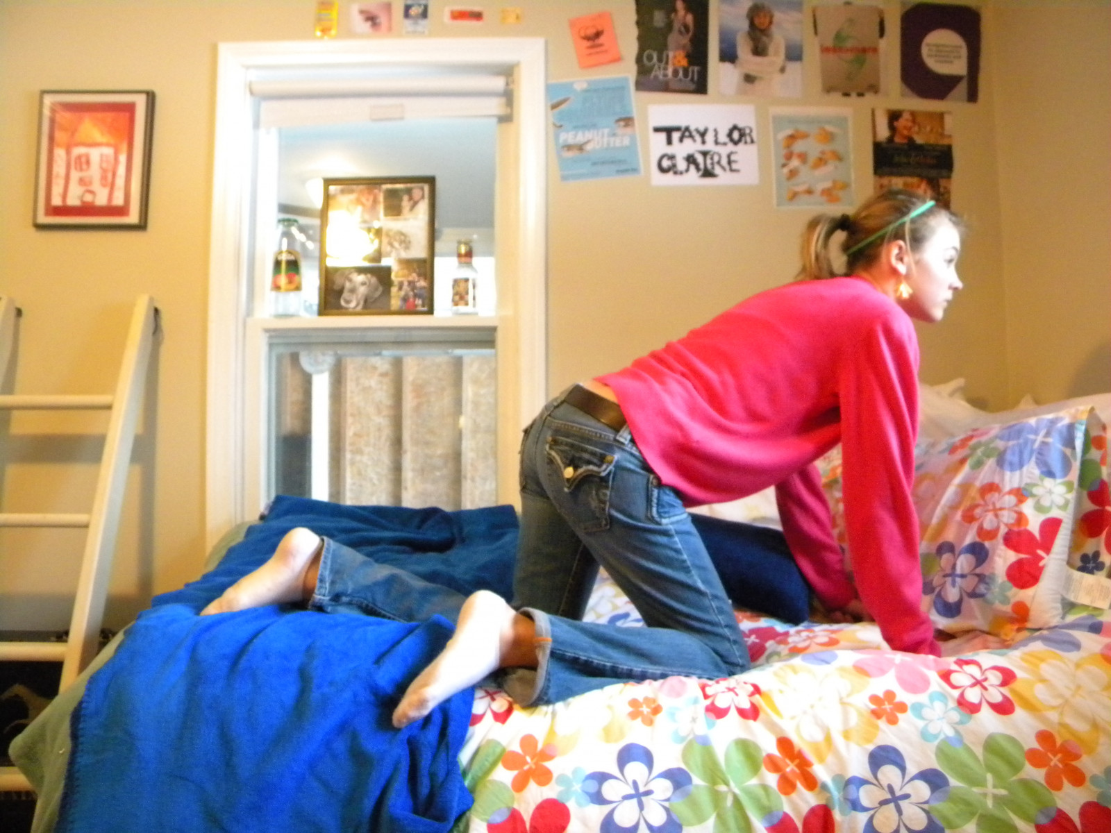 bianca, camera, rosso, letto, calzini, divano, casa, jeans, blu, cintura, arancia, coda di cavallo, cuscino, rosa, Camera da letto, contento, interior design, rivista, fiore, ragazza, divertimento, casa, scala, Mango, mobilia, immagini, tessile, taylor, orecchino, prodotto, claire, fissando, lenzuolo, biancheria da letto, dormitorio, materasso, Arizona, Lettiera, Biancheria