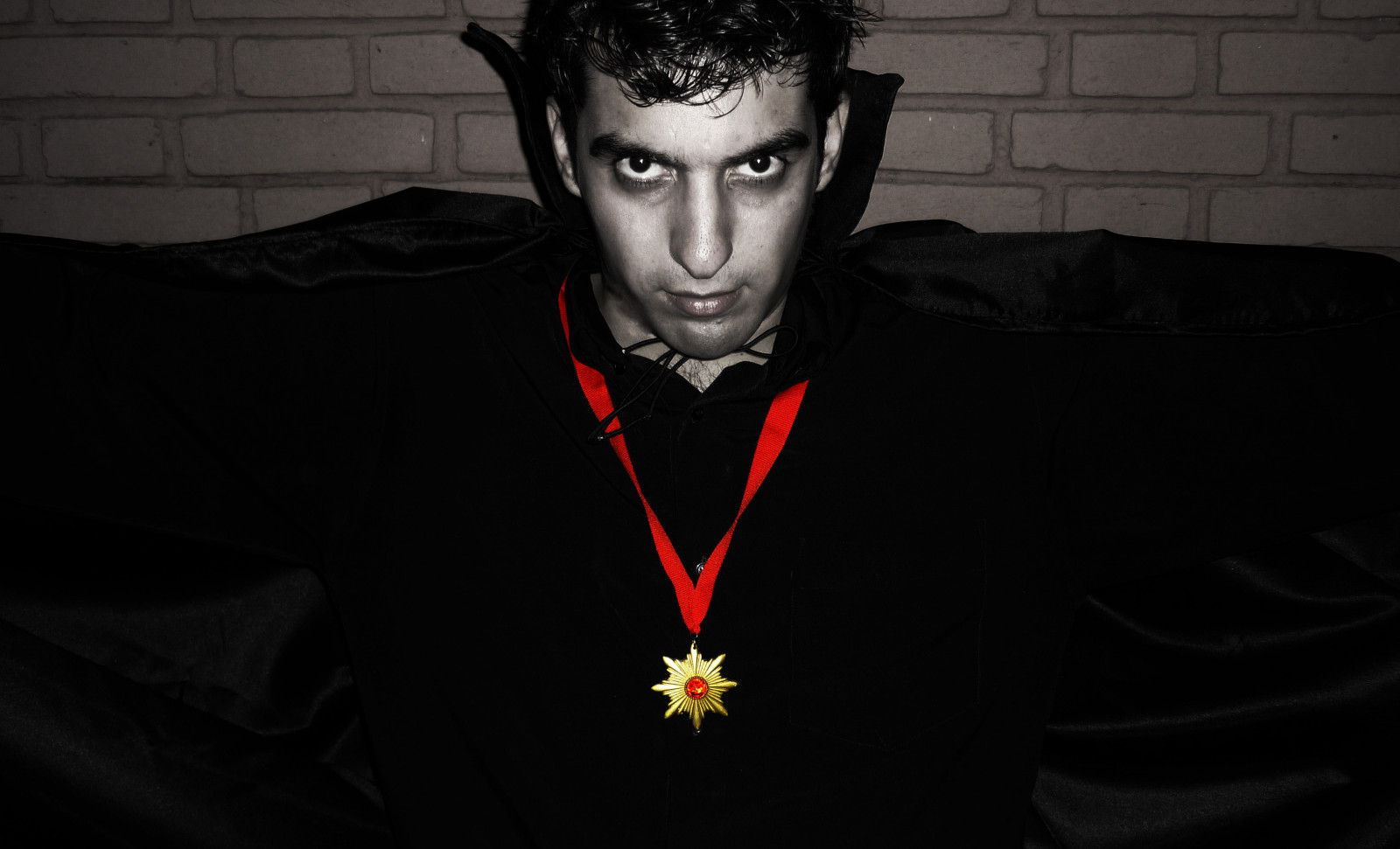 muži, tvář, lidé, Černá, ženy, portrét, ruce, temný, milovat, Červené, cihly, předvečer Všech svatých, přátelství, vlasy, pusa, nos, zbraně, Přátelé, pocity, Drákula, Pouto, Krásná, krása, dívky, oko, barva, strašidelný, ven, amor, člověk, tma, přítel, střih, chlapci, Na výšku, mujeres, donne, ritratto, femmes, bytost, mulher, selektivní, amore, filles, Hommes, amigos, láska, Amizade, ser, amis, vztahy, amici, humano, homem, Amicizia, Amistad, typy, hombres, uomini, muchachos, mecs, muchachas, rexpressions, Snímek obrazovky, upír, amitie