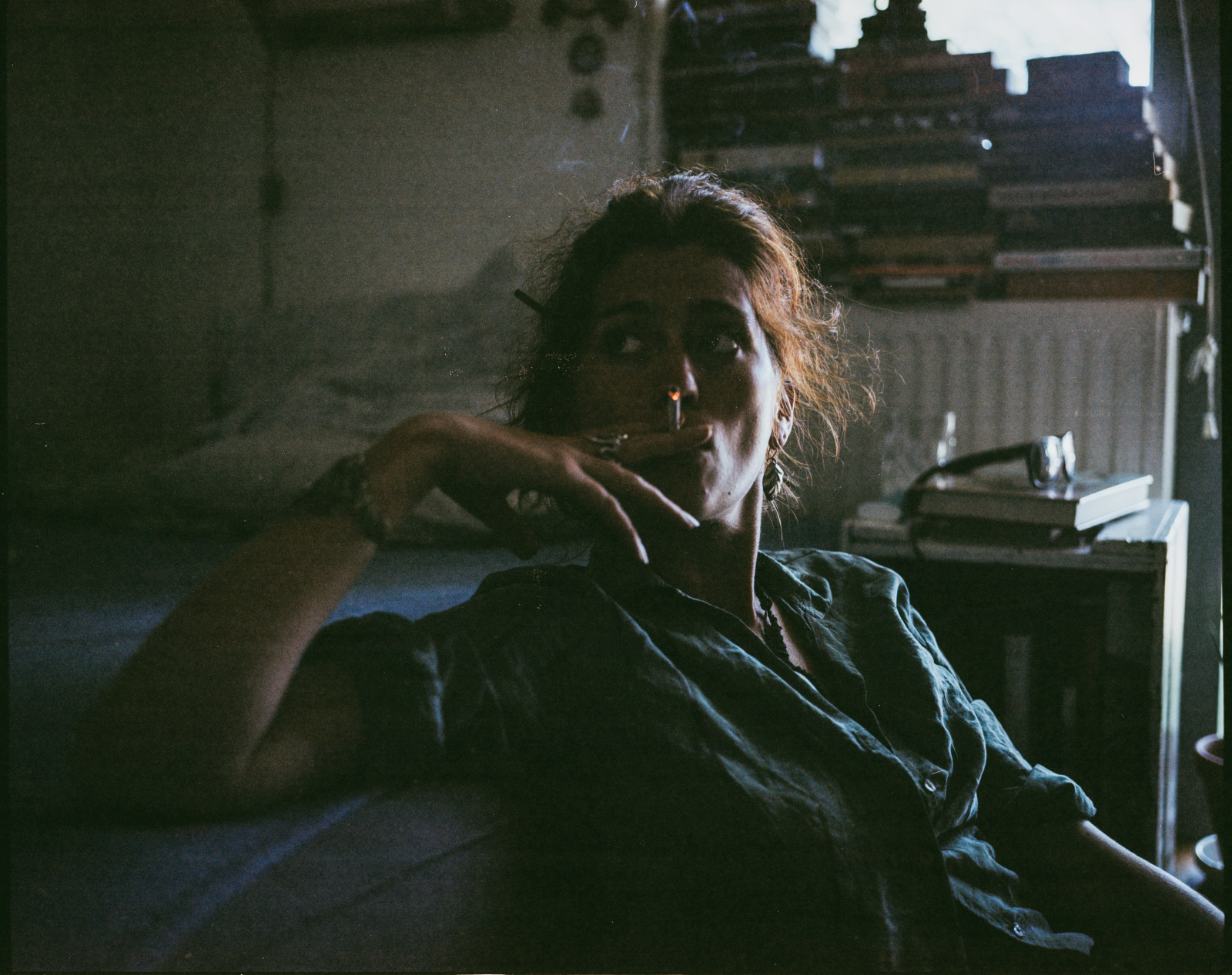 temný, kouření, fotoaparát značky kodak, půlnoc, 7, dívka, film, tma, cigareta, skenovat, portra, střední, formát, MAMIYA, canonscan, 8800F, 120mm, podexponovaný