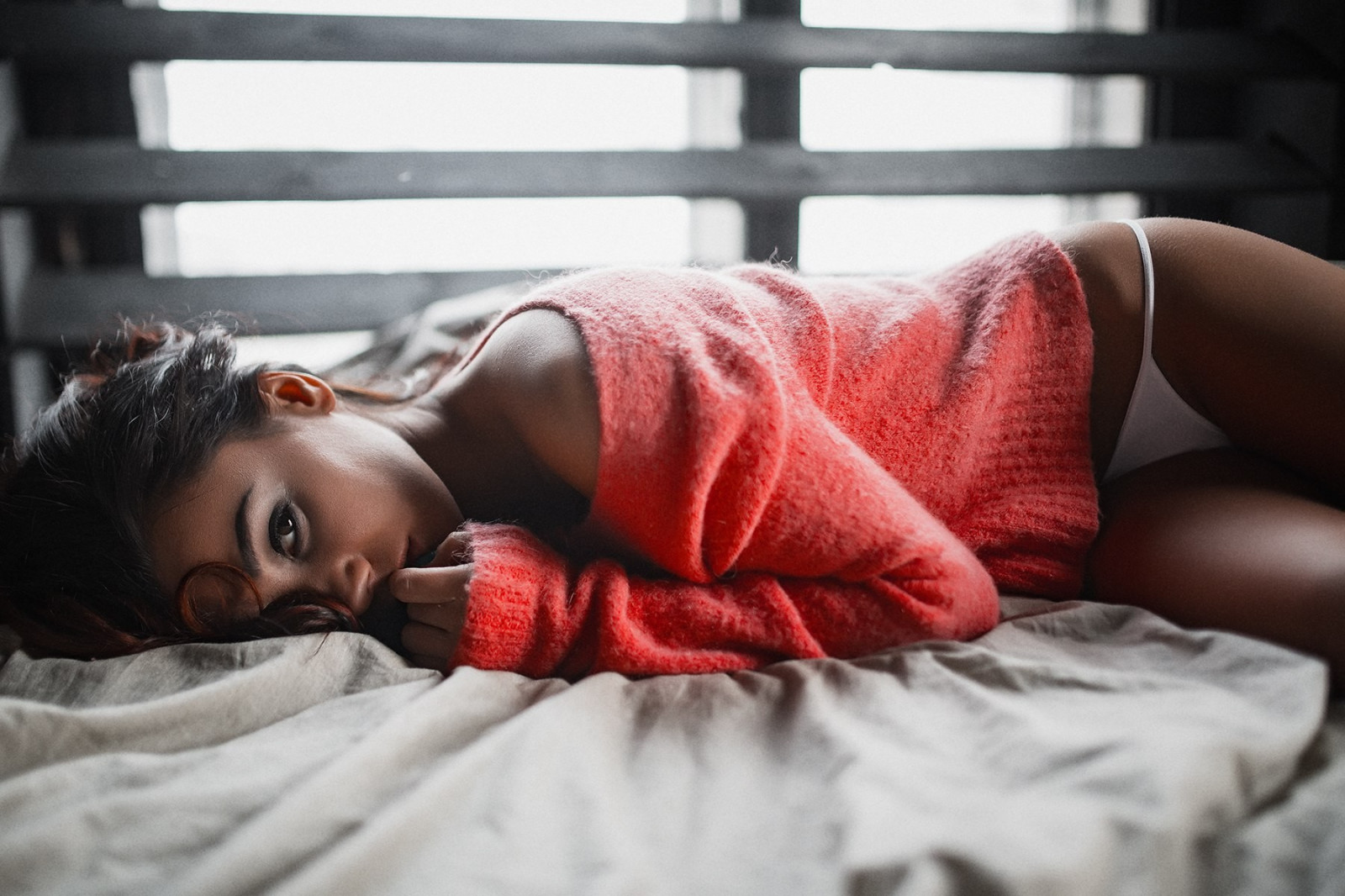 ženy, model, při pohledu na diváka, milovat, Červené, v posteli, fotografování, pusa, kalhotky, emoce, Osoba, kůže, zdřímnutí, spát, romantika, Eva Bembo, barva, dítě, dívka, krása, oko, žena, ruka, smysl, obraz, lidských pozice, focení, orgán, zblízka, interakce, lidská činnost, nemluvně