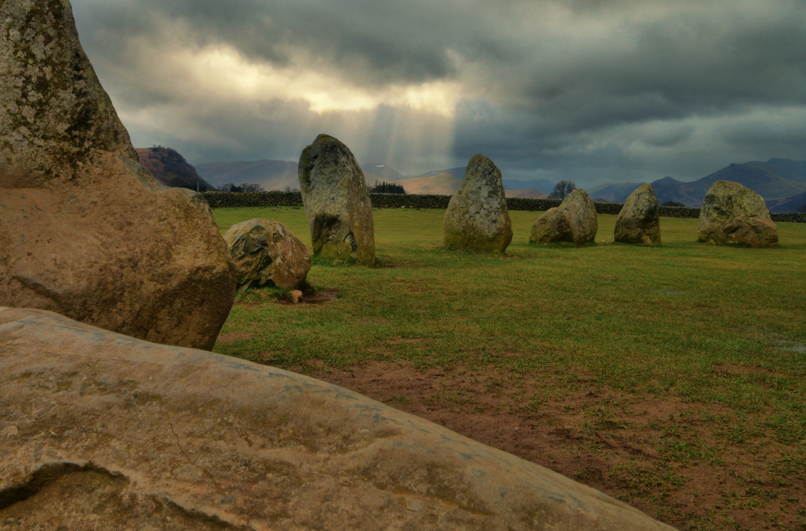 krajina, temný, starověký, kopec, jezero, Skála, tráva, nebe, kameny, park, stín, déšť, mraky, Anglie, Kánon, kruh, národní park, stojící, kámen, Království, britský, Dovolená, jaro, Spojené království, velikonoční, dovolená, Neděle, Cumbria, Keswick, světlo, Terén, mrak, bouřlivý, strom, národní, scenérie, zakalený, náladový, cestovat, hora, Pohled, lučina, skvělý, sjednocený, atmosférický, nálada, Sluneční svit, venkov, pastvina, výlet, louka, sigma, březen, scénický, Angličtina, Británie, Lake District, okres, vysočina, 70d, venkov, archeologické naleziště, meteorologický jev, klesl, prší, ekoregion, English Heritage, neočekávaný výskyt, castleriggstonecircle, Castlerigg, national trust for places of historic interest or natural beauty