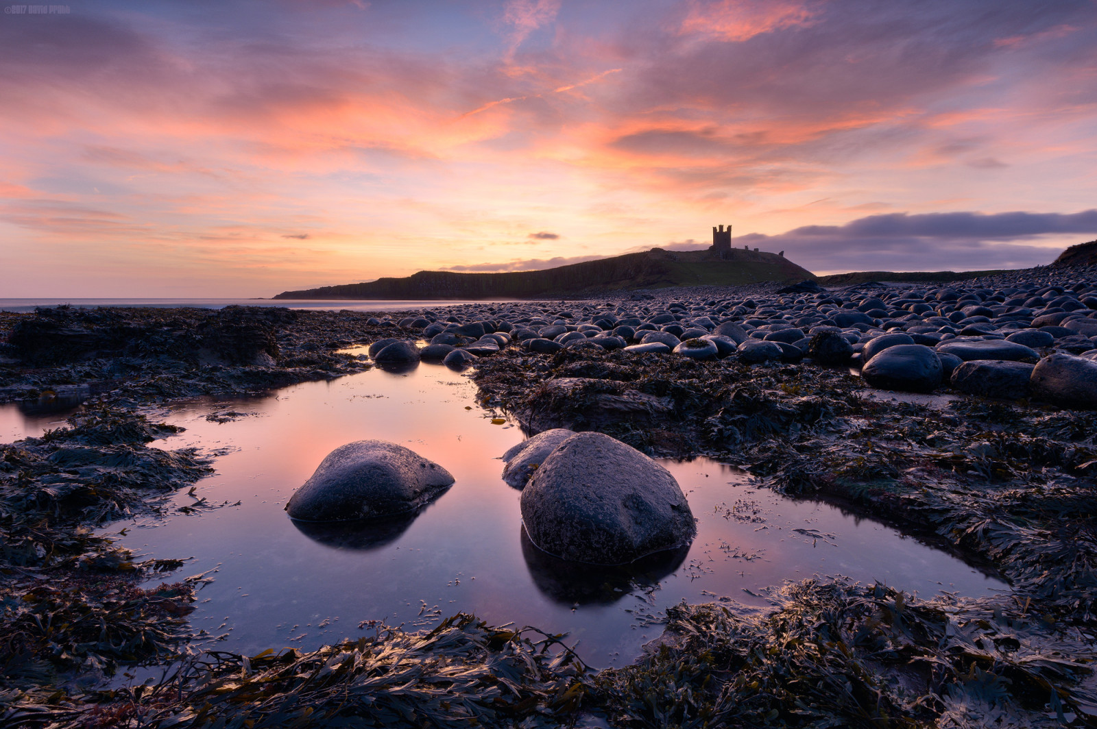 sollys, landskab, solnedgang, hav, Bugt, vand, klippe, natur, kyst, sand, afspejling, himmel, strand, solopgang, England, aften, morgen, slot, kyst, Sol, horisont, skumring, UK, Nord, Northumberland, Sky, daggry, øst, ocean, bølge, marinemaleri, tidevand, daggry, Dunstanburgh, loch, stige, Embleton, himmellegeme, krop af vand, vind-bølge