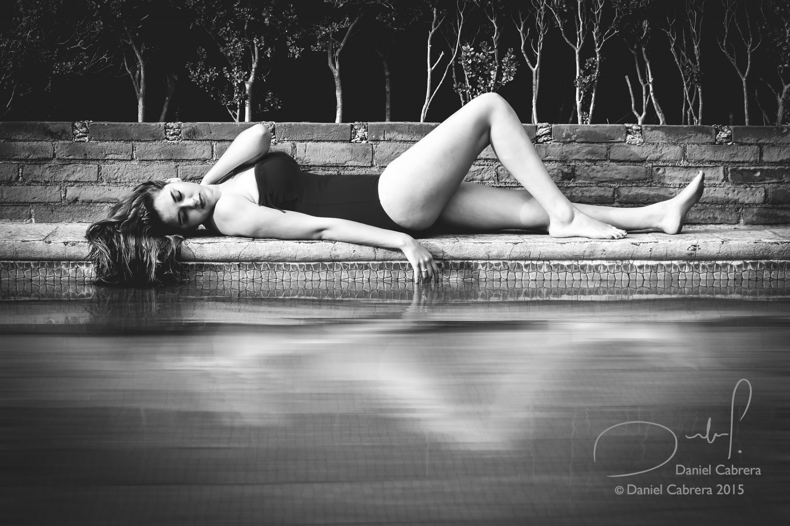 sollys, hvid, sort, monokrom, model, vand, barfodet, afspejling, sidder, fotografering, Hotel, kamera, spejl, Sol, mode, Mexico, Nikon, liv, Solrig, emotion, linse, 2015, hud, dukke, glamour, Rå, arbejde, badetøj, grænse, supermodel, DX, dybtryk, KUNST, Bi, sort og hvid, smuk, dag, flickr, glat, pige, skønhed, Foto, Sjæl, dobbelt, kant, fotografi, digital, dslr, mørke, pool, svømme, legeme, Følelse, badedragt, dejlig, professionel, billede, føle, passion, følelse, mode, portefølje, illusion, session, daniel, Cabrera, danielcabrera, sort og hvid, monokrom fotografering, humane positioner, Photo shoot, nøgenmodel, poolen, artistica, overveje, rørende, engagere, afgrund