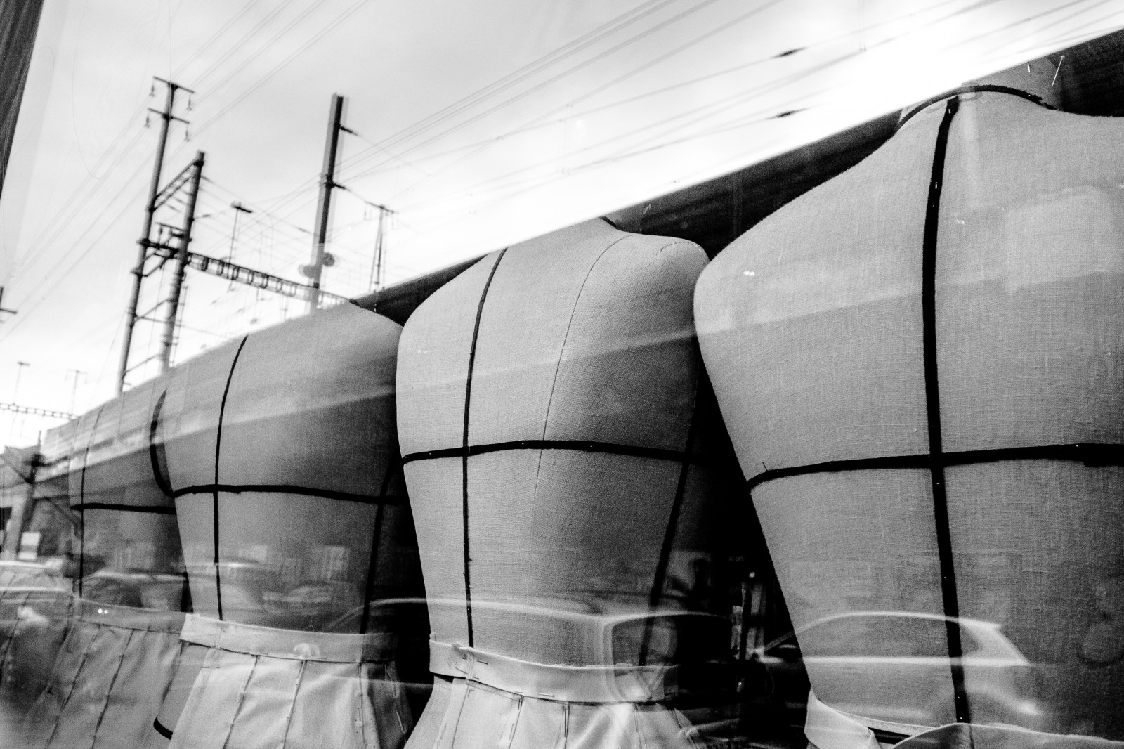 kontrast, lidé, bílý, Černá, černobílý, okno, temný, ulice, auto, odraz, nebe, vozidlo, fotografování, letoun, letadlo, vlak, železnice, sukně, škola, třída, Švýcarsko, čáry, zadní, drát, dráty, elektřina, Reflex, Ženeva, tkanina, UMĚNÍ, Černý a bílý, železnice, kolejnice, stanice, tělesné, Černá bílá, vitrína, fotografie, cars, pól, člověk, tvar, úhlopříčka, čára, letectví, litovat, ricoh, složení, zrcadlení, třída, průmysl, Geneve, figuríny, suisse, šití, maketa, Ginevra, skřítek, krejčí, krejčovství, Genf, učebna, Cornavin, Romandie, ricohgrd, malatrex, ricohgrd3, ricohgrdigitaliii, ricohgrdiii, ricohgrdigital3, Atmosféra Země, Černý a bílý, monochromatické fotografování, dopravní letoun linkový