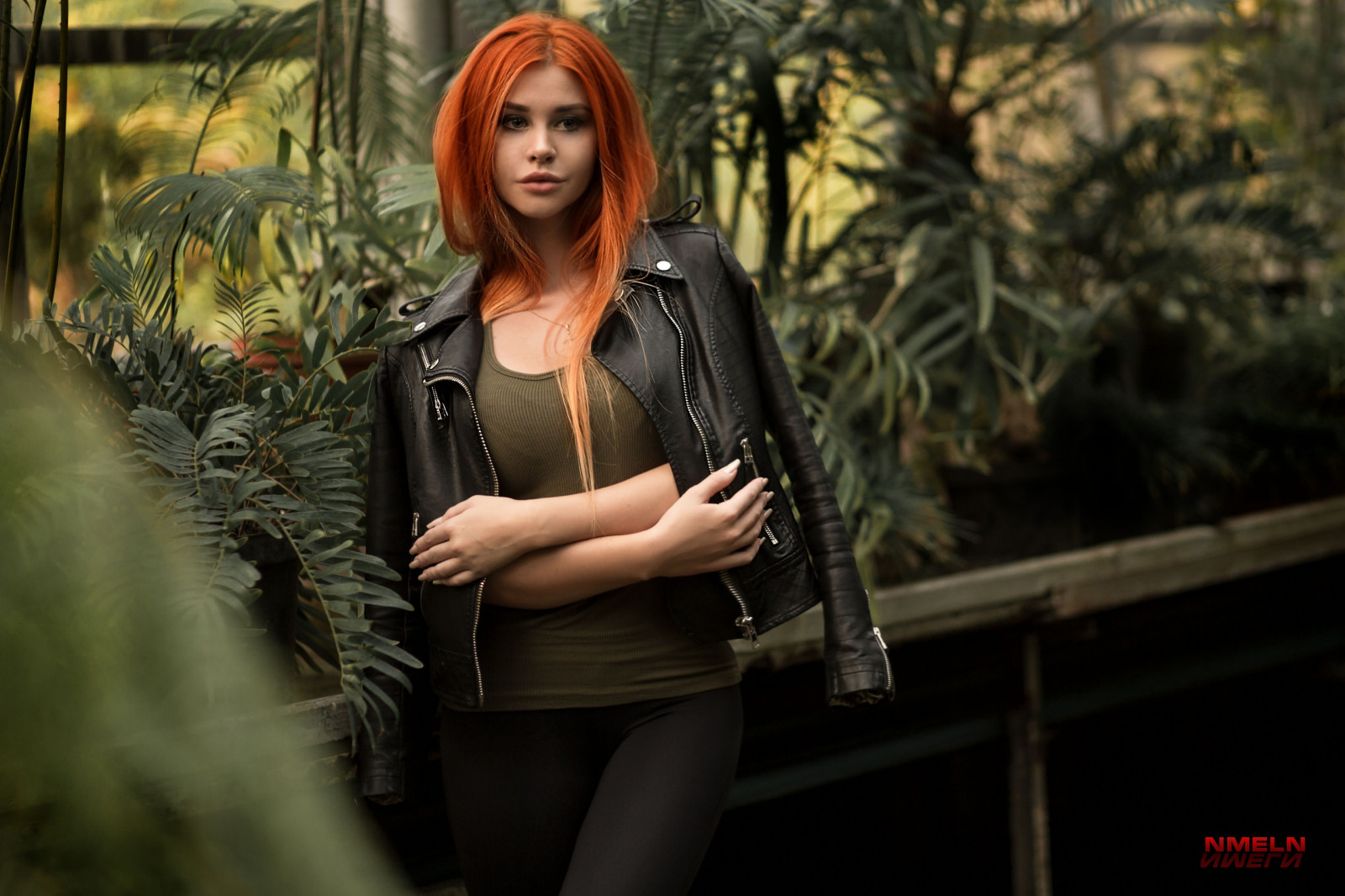 Dana Bounty, rødhåret, Kvinder, model, portræt, drivhus, planter, bokeh, dybdeskarphed, T-shirt, læderjakker, black jackets, gamacher, armene over kors, Nika Meln