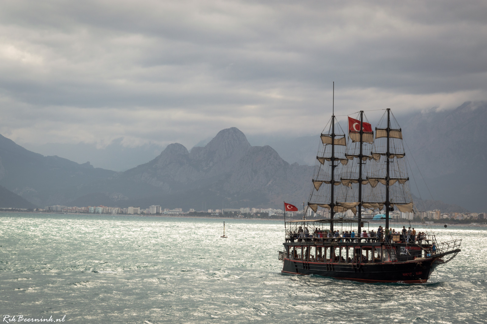 bílý, Černá, hory, loď, loď, plachetnice, moře, město, středozemský, záliv, jezero, voda, nebe, Země, uklidnit, pobřeží, sépie, krocan, řeka, turečtina, Nikon, Evropa, Dovolená, námořník, plachtění, Lake District, Antalya, Brigantine, mrak, NIKKOR, cestovat, hora, tělesné, oceán, jachta, plavidlo, turisté, kanál, tři, skály, barque, lodě, jižní, plachta, D3200, střední východ, 18105 mm, gs, pirát, jezero, east Indiaman, plné zmanipulované loď, fregata, lehká loď, briga, vysoká loď, škuner, dechař, stožáry, riverlife, školní loď, water transportation