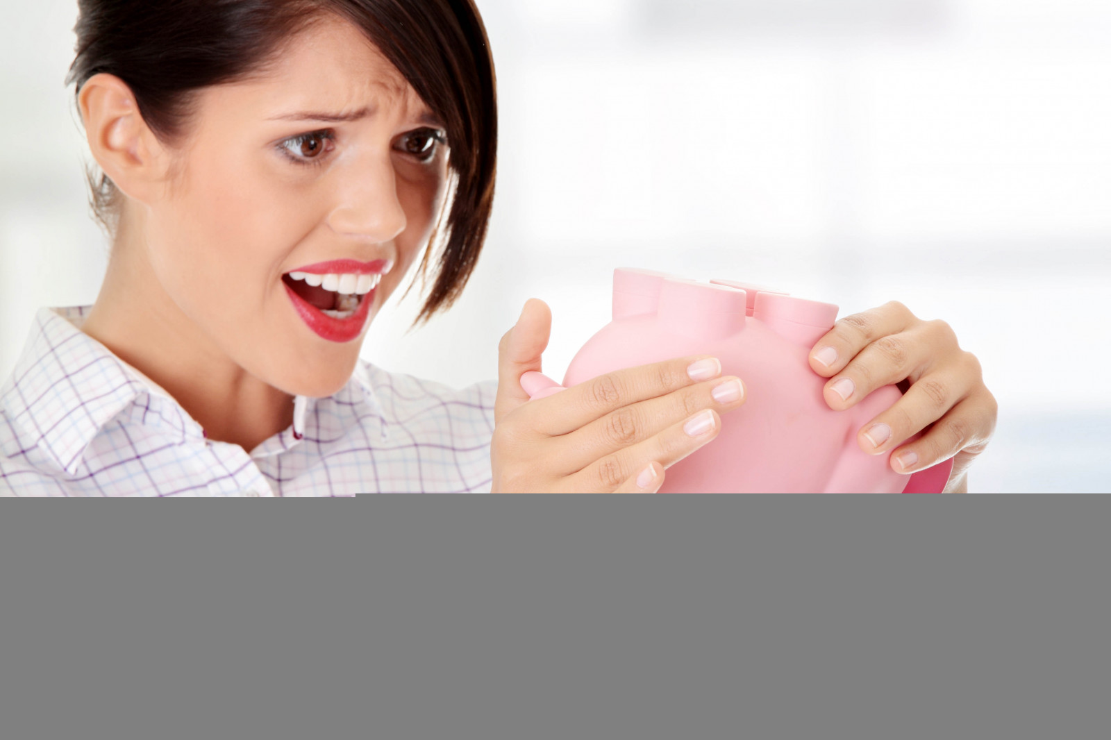 ansigt, brunette, Hvid baggrund, brune øjne, mund, næse, Person, hud, mønter, penge, mærke, hoved, pige, hånd, finger, Følelse, læbe, menneskelig handling, sparegris, bankerot