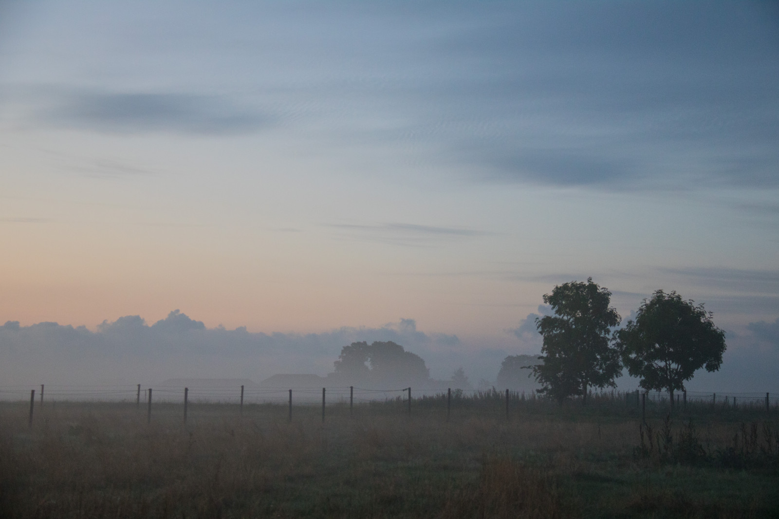 slunečnímu záření, krajina, západ slunce, kopec, Příroda, nebe, pole, svítání, večer, ráno, mlha, horizont, soumrak, opar, venkovský, mrak, strom, mlha, bluehour, počasí, svítání, nebe, dimma, venkov, moln, landsbygd, soluppg ng, s dersl tt, landskap, Norra by, exif modelu canoneos760d, geocountry, Kamera aby kánon, geocity, Model fotoaparátu canoneos760d, geostate, geolocation, EXIF čočka efs18200mmf3556is, exif aby kánon, exif isospeed 1250, bl timmen, EXIF otvor 45, exif focallength 50mm, morgon, prostý, venkov, atmosférický jev