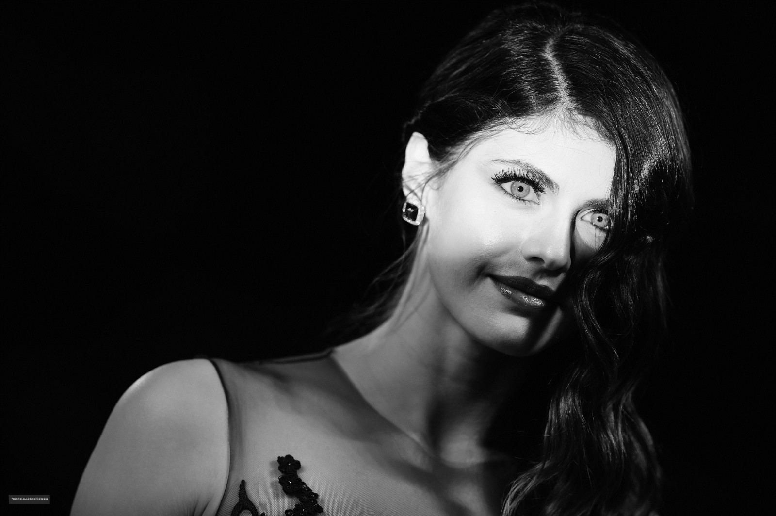 tvář, bílý, Černá, ženy, černobílý, model, portrét, modré oči, bruneta, fotografování, móda, vlasy, Osoba, Alexandra Daddario, supermodelka, krása, dáma, tma, účes, Černý a bílý, monochromatické fotografování, portrétní fotografie, focení, Film noir, umění model, 2228x1482 px