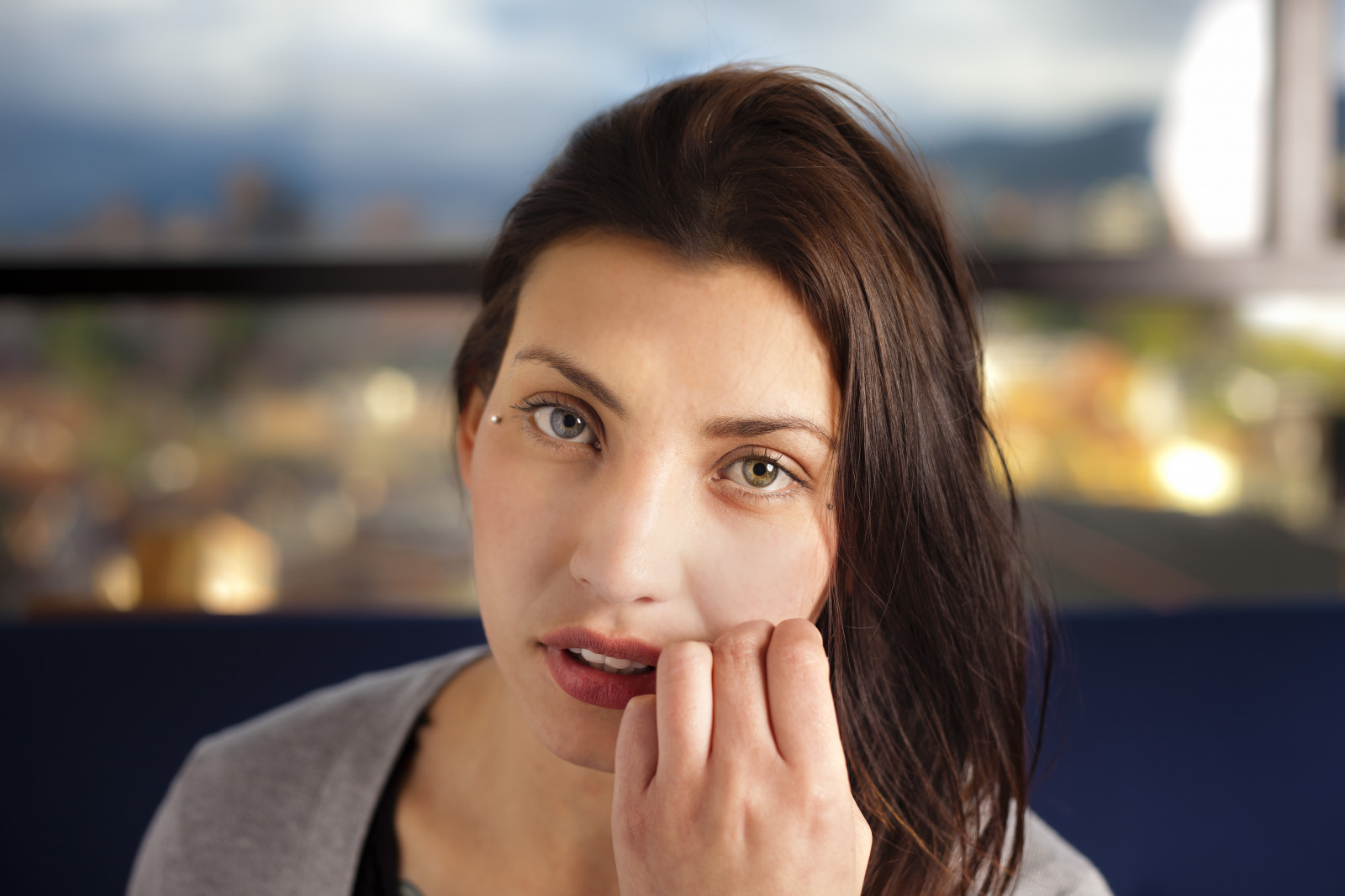 tvář, portrét, dlouhé vlasy, černé vlasy, pusa, sebevražda, Discoquette, dívka, krása, usměj se, dívky, zábava, ret, krk, tvář, brada, hnědé vlasy, obočí, čelist, sg, suicidegirls, discoquettesg