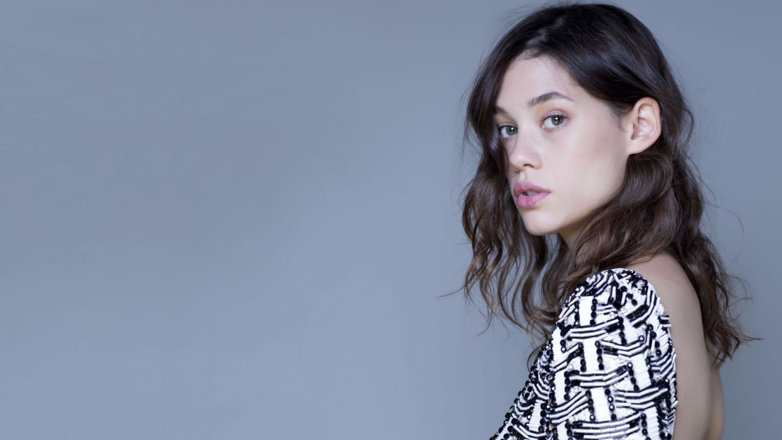 tvář, ženy, model, portrét, dlouhé vlasy, fotografování, herečka, móda, vlasy, jaro, Osoba, Astrid Berges Frisbey, dívka, krása, usměj se, fotografie, účes, portrétní fotografie, focení, hnědé vlasy, mimika