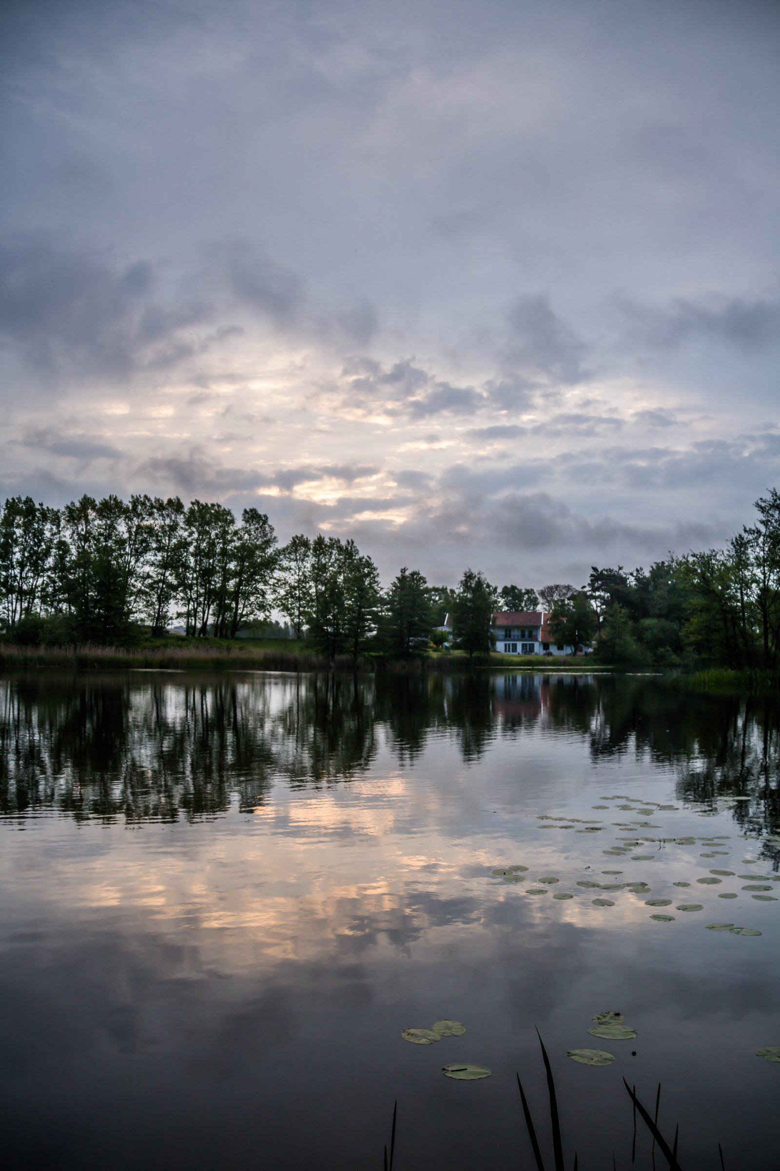 slunečnímu záření, krajina, západ slunce, moře, jezero, voda, Příroda, odraz, nebe, mraky, večer, ráno, řeka, rybník, soumrak, mokřadní, mrak, strom, svítání, spegling, vatten, moln, damm, sj, zrcadlení, reflektion, exif modelu canoneos760d, Kamera aby kánon, Model fotoaparátu canoneos760d, geolocation, EXIF čočka efs18200mmf3556is, exif aby kánon, EXIF isospeed 100, EXIF otvor 40, exif focallength 18mm, himmal, grevie, místo výskytu, přírodní prostředí, atmosférický jev, dřevina, tělo z vody, meteorologický jev
