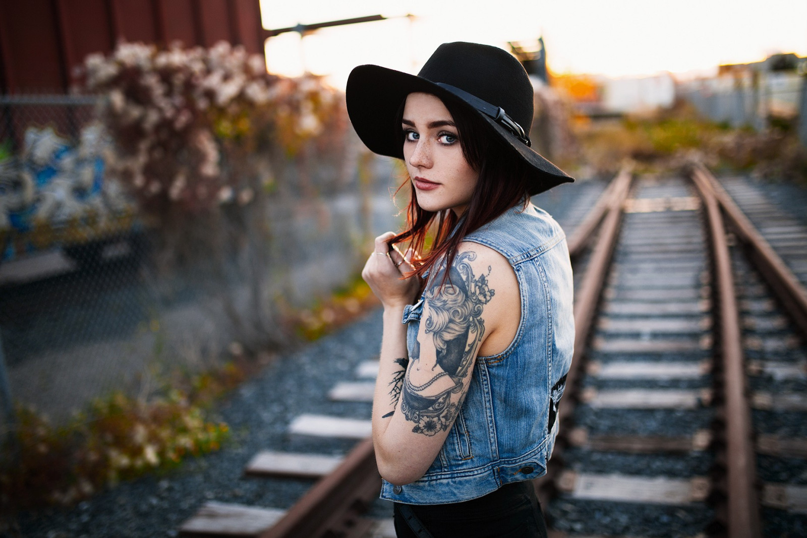 đàn bà, mô hình, Chân dung, Nhìn vào người xem, Nón, nhiếp ảnh, xăm hình, màu xanh da trời, Denim, thời trang, Mùa xuân, Quần áo, màu, con gái, sắc đẹp, vẻ đẹp, đàn bà, quý bà, ảnh chụp, Chụp hình