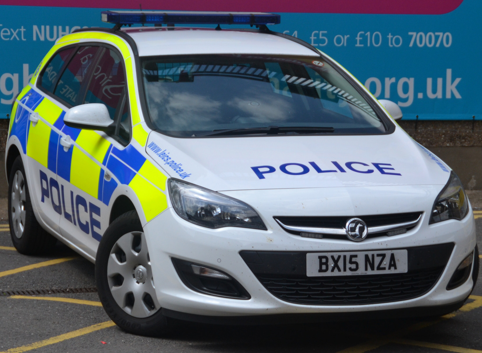 lys, London, politi, by, bil, køretøj, England, Trafik, Sygehus, uniform, UK, transportere, Redde, kørsel, Sedan, Fællesskab, 999, sirene, lov, Vauxhall, nødsituation, Astra, overvågning, storbritannien, job, Nottingham, hændelse, officer, respons, jord køretøj, automotive exterior, bil make, familie bil, kofanger, nummerplade, sygdom, Nottinghamshire, Leicestershire, strisser, eastmidlands, midlands, support, enhed, råb op, emergencyservices, Code3, politikorps, sirener, bluelights, Notts, responder, rescueunit, Battenburg, anholdelse, undersøgelse, Leicester, politimand, politiarbejde, policeservice, policevehicle, politibetjent, responsecar, hjælp, umiddelbar, publicorder, thinblueline, queensmedicalcenter, QMC, helt ny, metpolice, vauxhallastra, londonpolice, leicestershirepolice, reponding, bx15nza