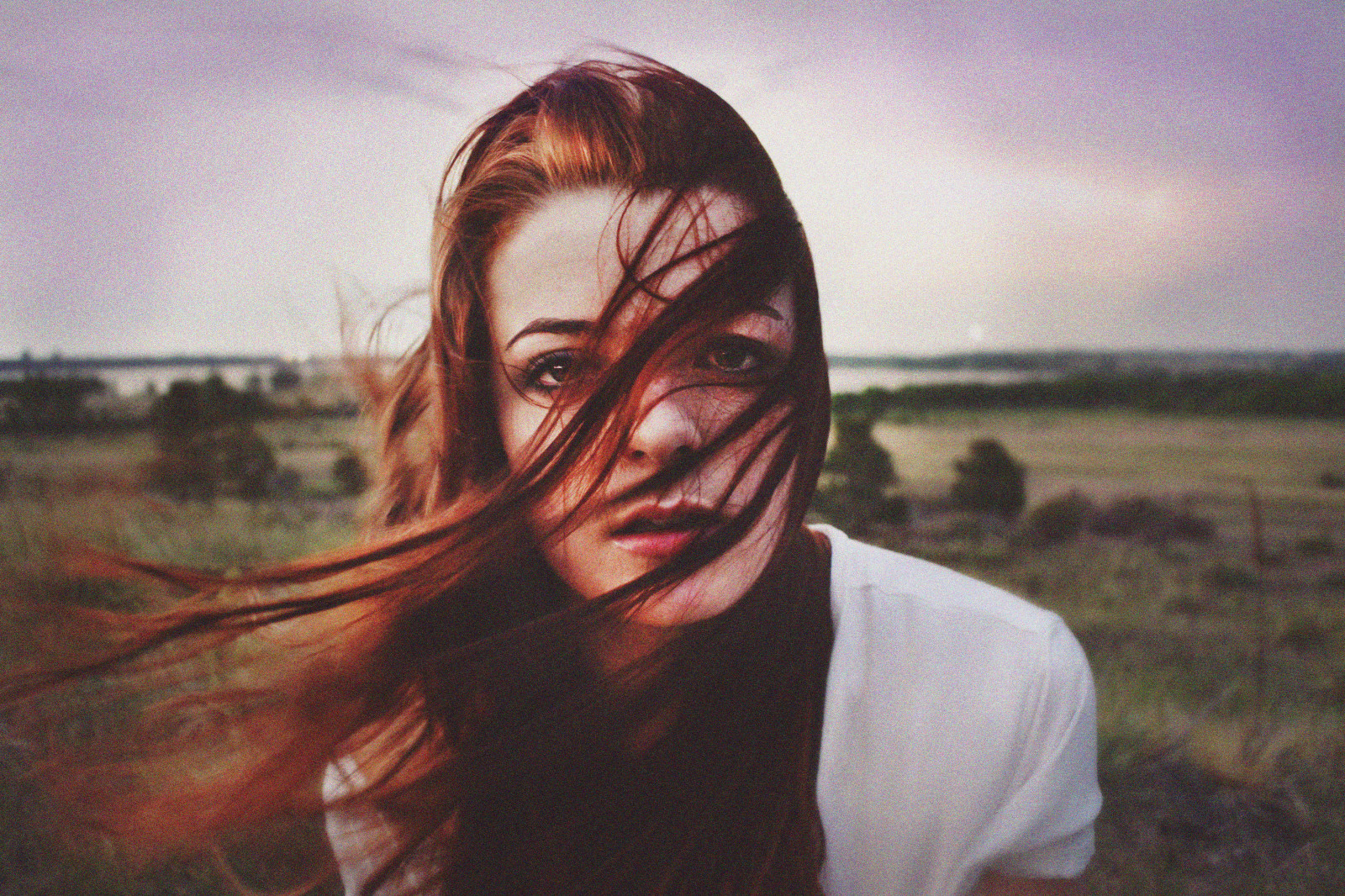 แนวตั้ง, ธรรมชาติ, สีแดง, หญ้า, ท้องฟ้า, ฟิลด์, เมฆ, พายุ, สีเขียว, ผม, ลม, ฤดูร้อน, เป่า, สภาพอากาศ, หญิงสาว, ตา, Motion, มนุษย์, อวัยวะ