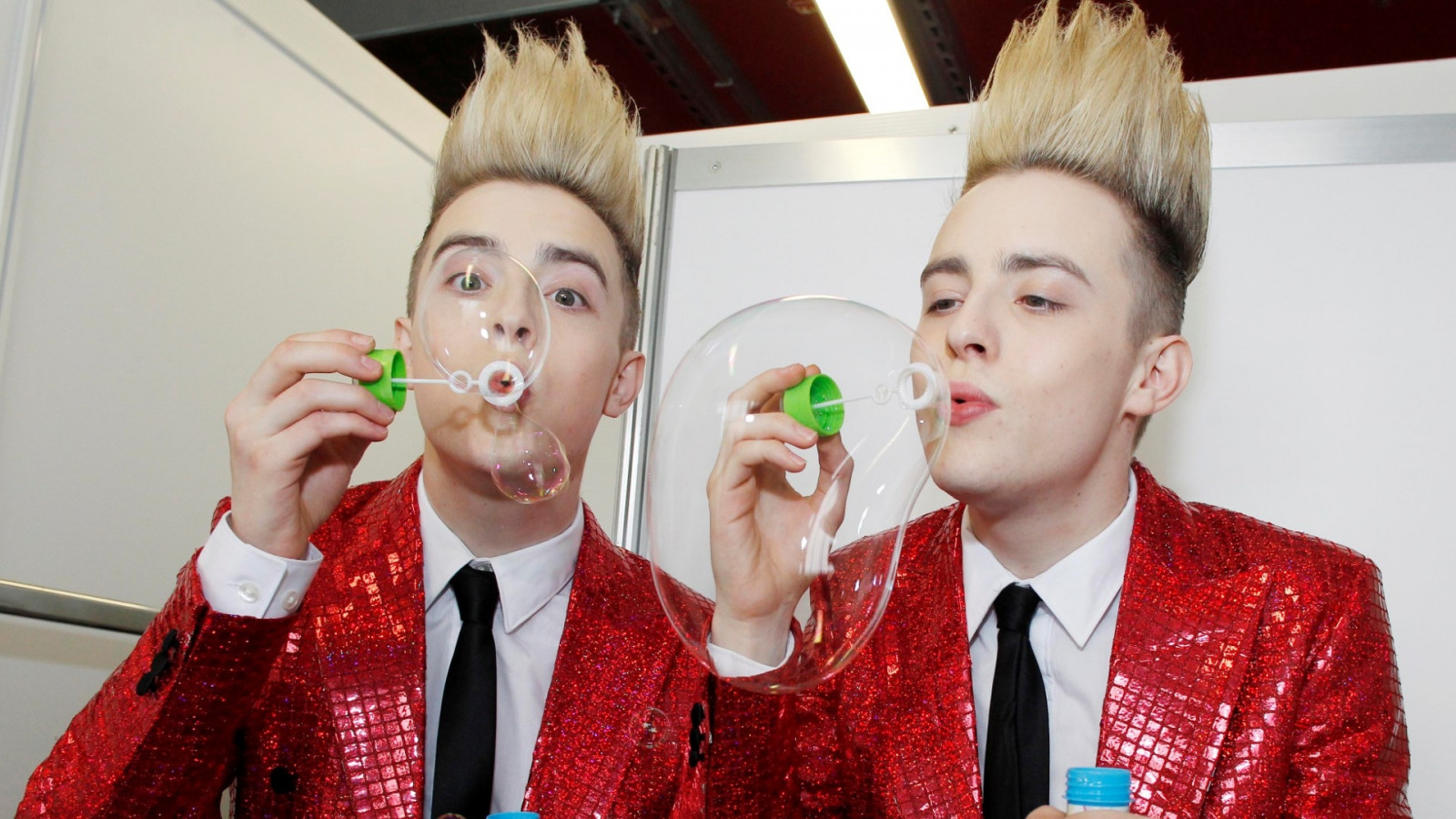 Wallpaper bubbles, suits, event, girl, fun, ceremony, blondes