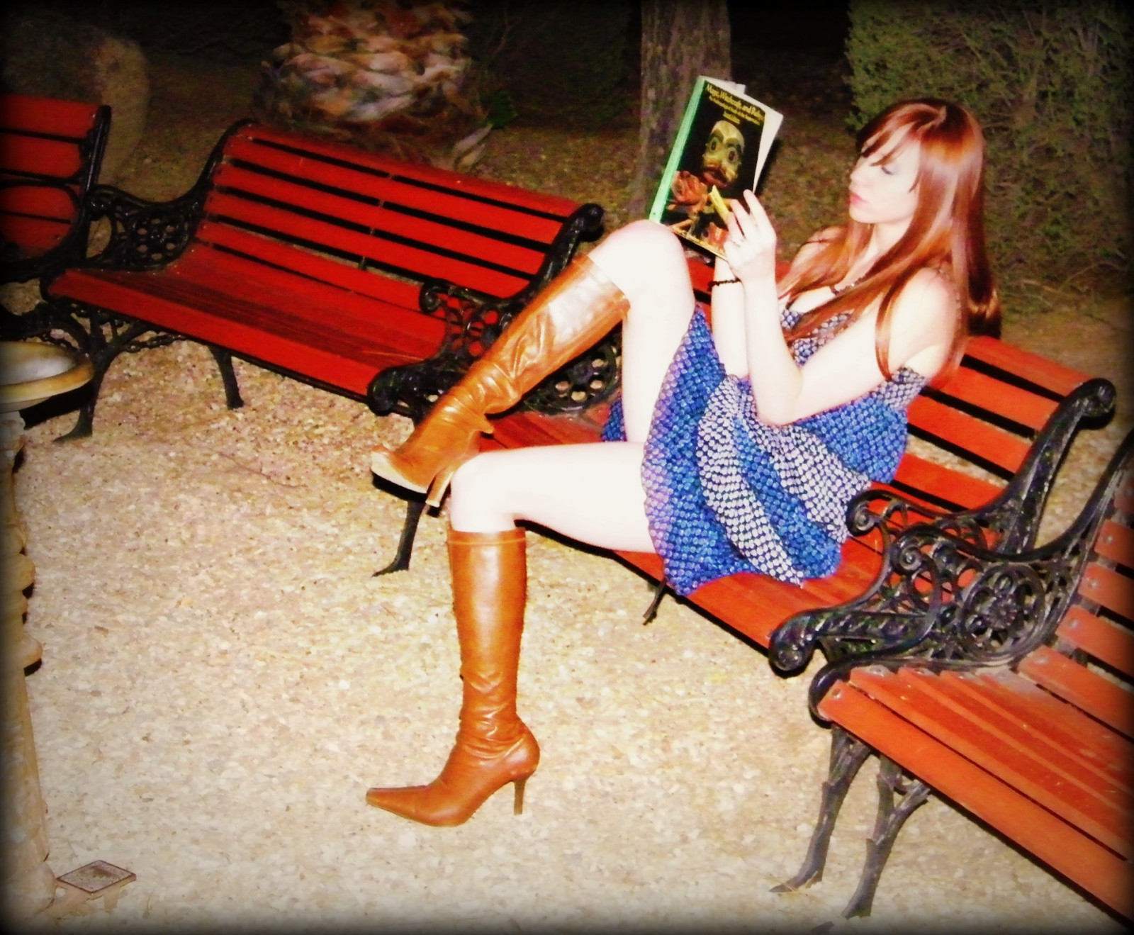 já, lavice, čtení, rezervovat, sedící, boty, zrzavé vlasy, modré šaty