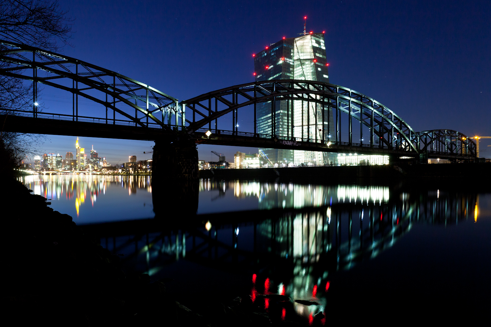 světla, město, panoráma města, noc, architektura, voda, budova, odraz, nebe, Frankfurt, panoráma, mrakodrap, modrý, večer, Německo, most, řeka, soumrak, 2015, metropole, struktura, 5dmarkii, 5 d, hodina, deutschland, tma, mezník, architektur, dom, hlavní, 17mm, Lichter, Wolkenkratzer, turistická atrakce, vodní, Metropolitní oblast, Hafen, sterne, blaue, Stunde, dálnice, Osthafen, ECB, Brücke, Ezb, Zentralbank, Europ ische, Silvertower, Silberturm, fixed link