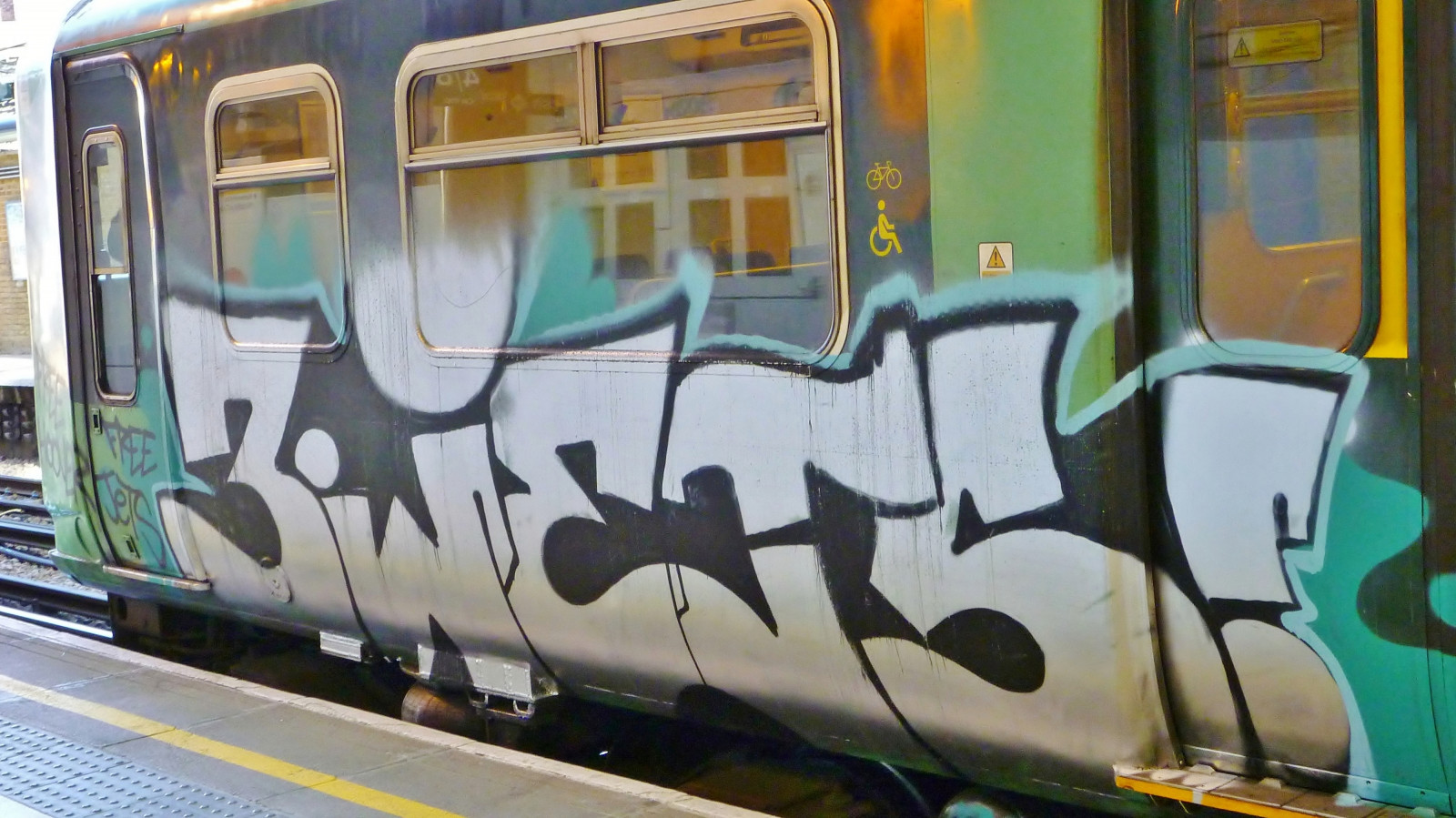 Spojené království, Anglie, Londýn, stanice, vlak, Fcc, grafiti, říjen, malovat, umělec, panel, ocel, trysky, hlavní město, Volný, uvolnit, První, železnice, sprej, běžci, Graff, kus, aerosol, Běžec, Farringdon, připojit, 2012, Crome, 3jets, Graffitirunner