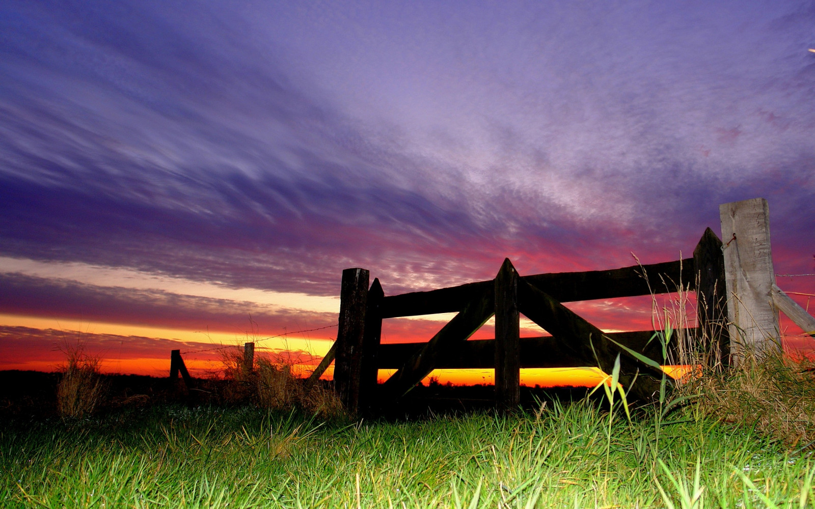 Wallpaper Fence Grass Evening Sky 2560x1600 4kWallpaper wallpaper-fence-grass-evening-sky-2560x1600-4kwallpaper
