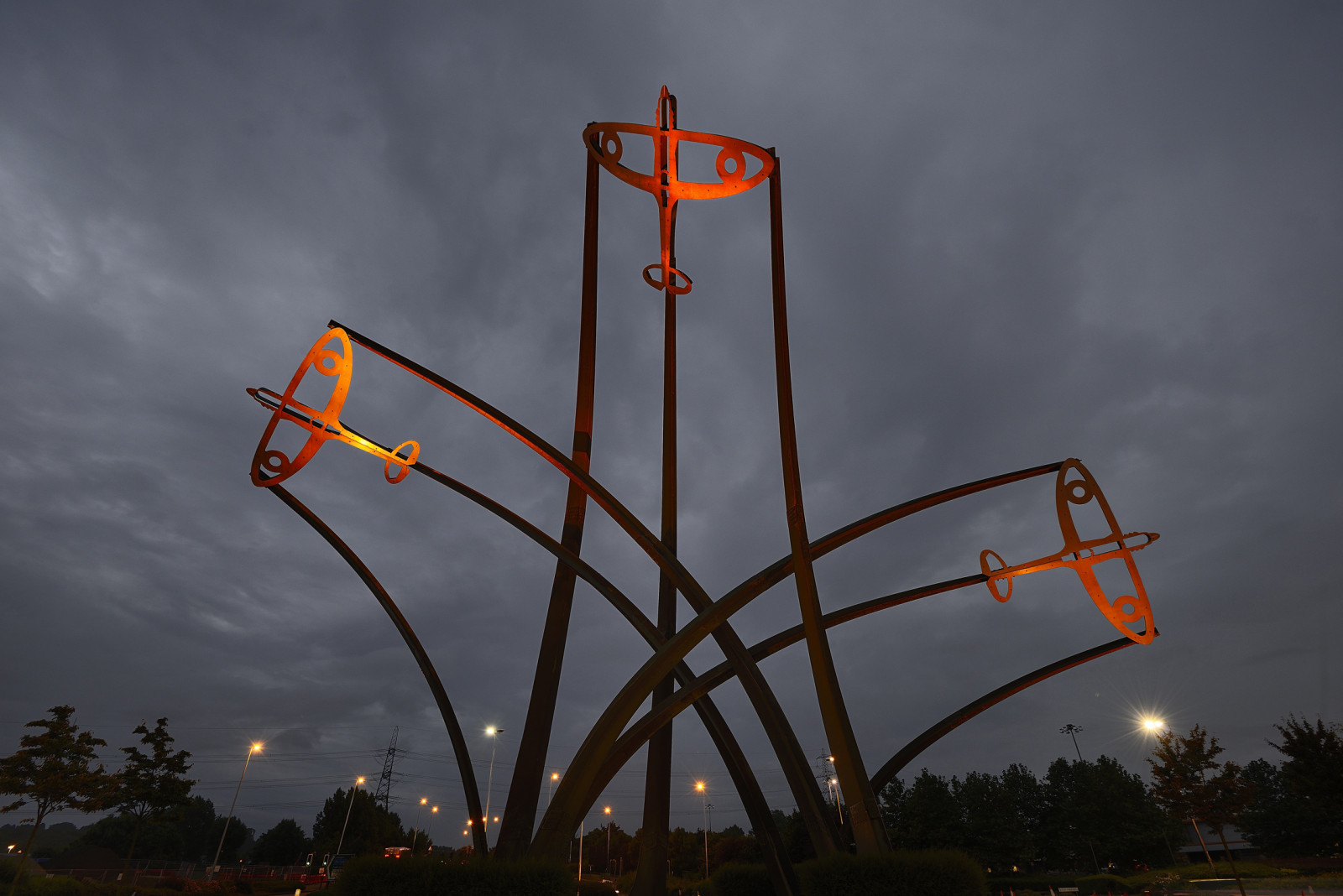 pouliční osvětlení, temný, město, ulice, noc, městský, nebe, válka, bitva, letadlo, kroužky, Anglie, večer, hrad, dějiny, sochařství, čas, město, svět, ostrov, Nikon, Království, Spojené království, noční scéna, Drsný, elektřina, Birmingham, pamětní, výstřel, nevraživý člověk, dlouho, expozice, mrak, západ, strom, NIKKOR, ii, uzávěrka, cestovat, pomalý, skvělý, sjednocený, , dědictví, po, bojovník, místní, s, 2, druhý, obraz, D800, ed, nightshot, Británie, tim, z, Tolkien, turistická atrakce, pán, vzdušné sdělovací elektrické vedení, elektrické napájení, 1635mm, Midlands, Městská krajina, nightimage, af, nightphoto, autor, sochař, West Midlands, nightphotograph, Supermarine, Jrr, F40g, Bromwich, public utility