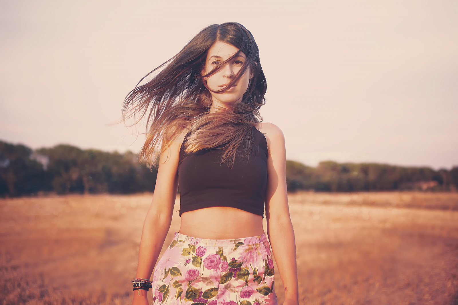 krajina, model, portrét, západ slunce, květiny, dlouhé vlasy, šortky, fotografování, šaty, slunce, móda, sama, vlasy, letní, osamělost, vinobraní, jaro, Osoba, kůže, odpoledne, oblečení, campo, slunce, Amiga, Verano, země, Krásná, dosti, dívka, krása, usměj se, oko, žena, dáma, retro, paisaje, mujer, chica, atardecer, flores, sladký, noha, oblečení, fotografie, přítel, Na výšku, moda, obraz, přátelský, ropa, Cabello, croptop, pelo, dulce, tarde, dlouhé vlasy, salto, soledad, lidských pozice, portrétní fotografie, focení, hnědé vlasy, umění model, břicho, Lidské tělo, kufr, hnědé vlasy, bonito, saltar, cabellolargo, softcolours