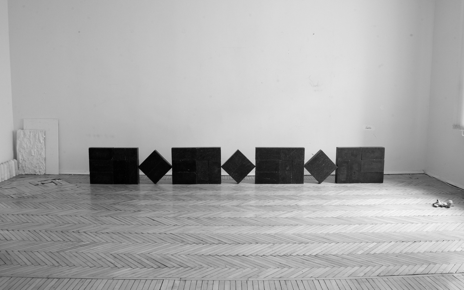 výkres, bílý, Černá, černobílý, abstraktní, minimalismus, pokoj, místnost, stěna, stůl, dřevo, Dům, sochařství, Vzhled interiéru, UMĚNÍ, Nový, tělesné, tvar, design, patro, podlaha, dno, moderní umění, moderní, nábytek, objekt, minimalart, objektů, Černý a bílý, monochromatické fotografování, podlaha, sochy, sculptuur