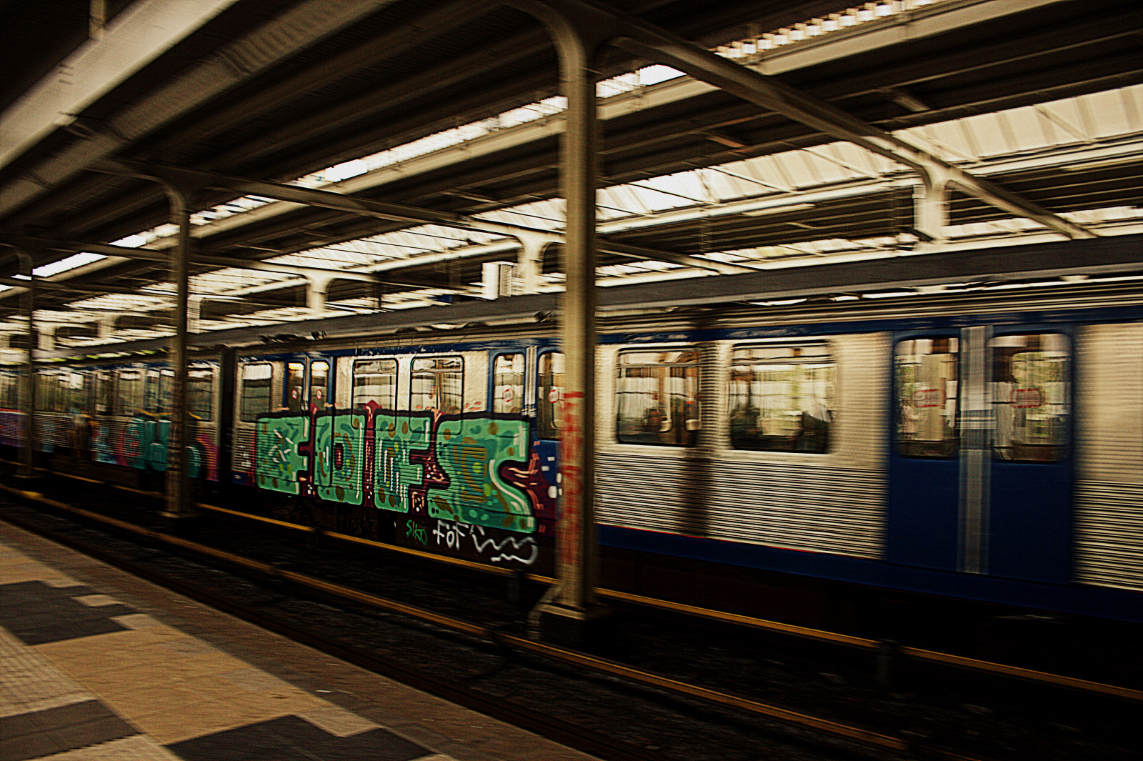 Metropolitní oblast, vlakové nádraží, doprava, dráha, veřejná doprava, rychlá přeprava, železo, vlak, kolejová vozidla, urban area, stanice metra, železniční vůz, obytný prostor, metropole, železniční doprava, osobní automobil