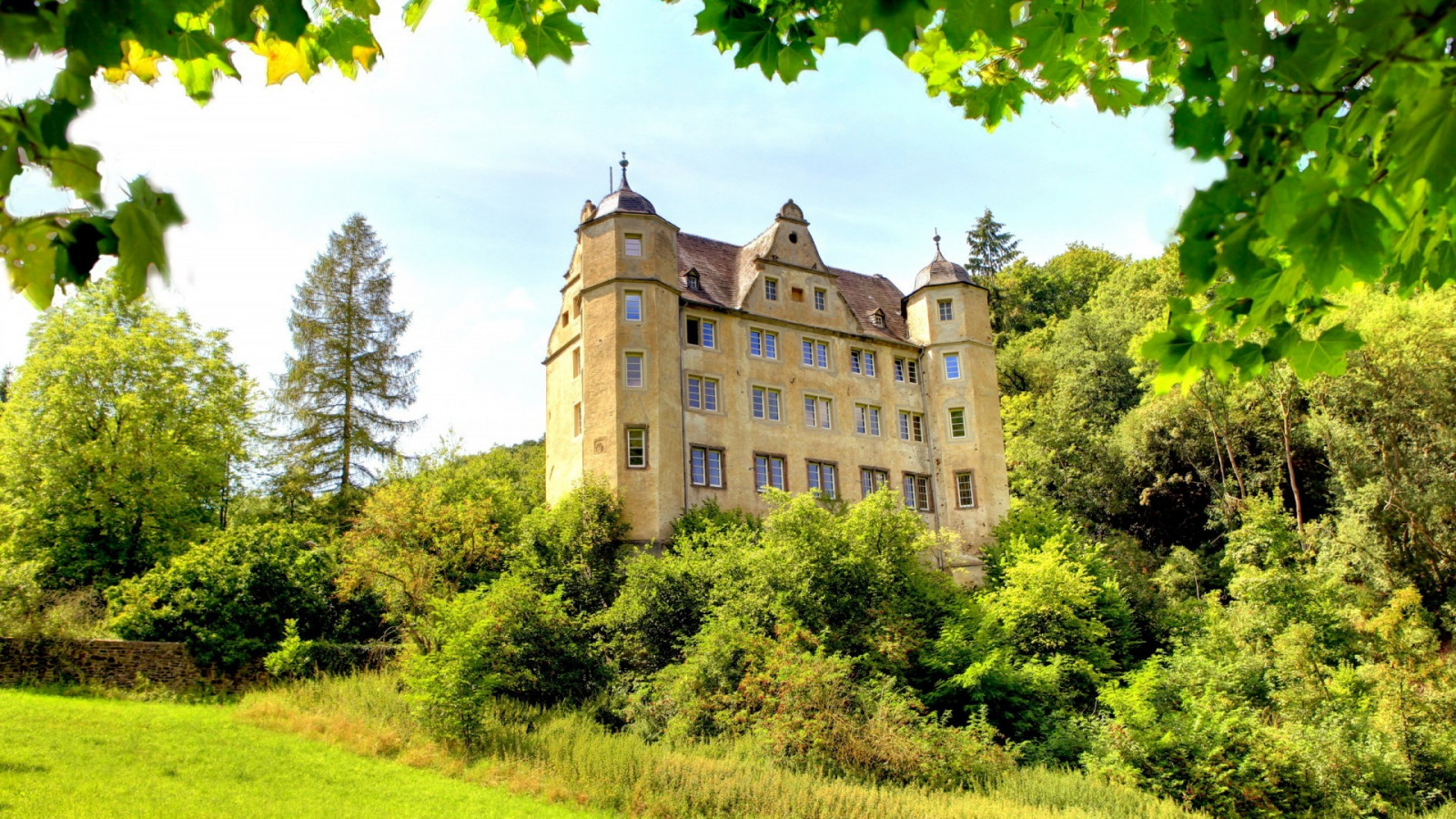 stromy, les, listy, okno, zahrada, architektura, Příroda, budova, tráva, mraky, hrad, Německo, věž, klášter, zámek, majetek, panské sídlo, venkov, vznešený domov, zámek